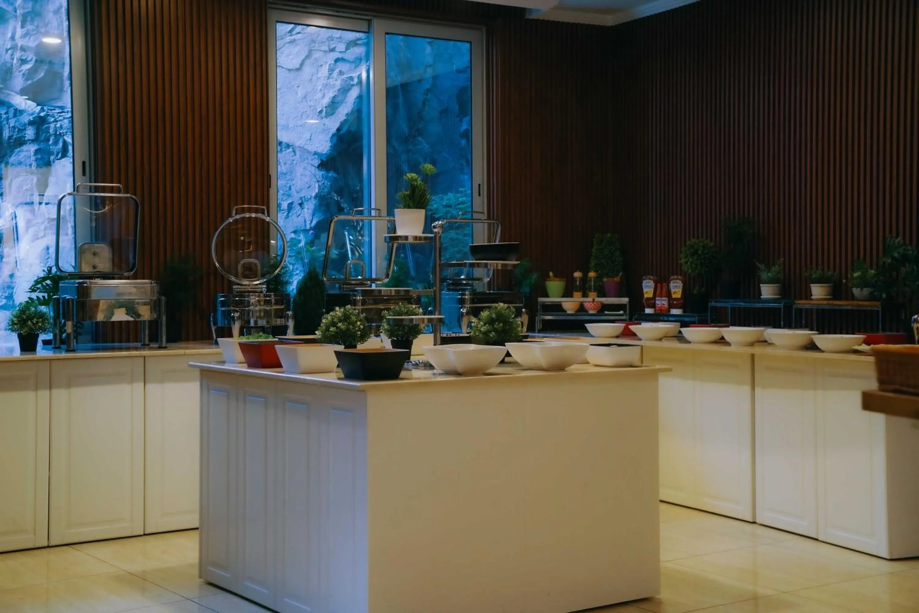 Restaurant/places to eat in Nour Althuria Hotel - Elaf Almaqam