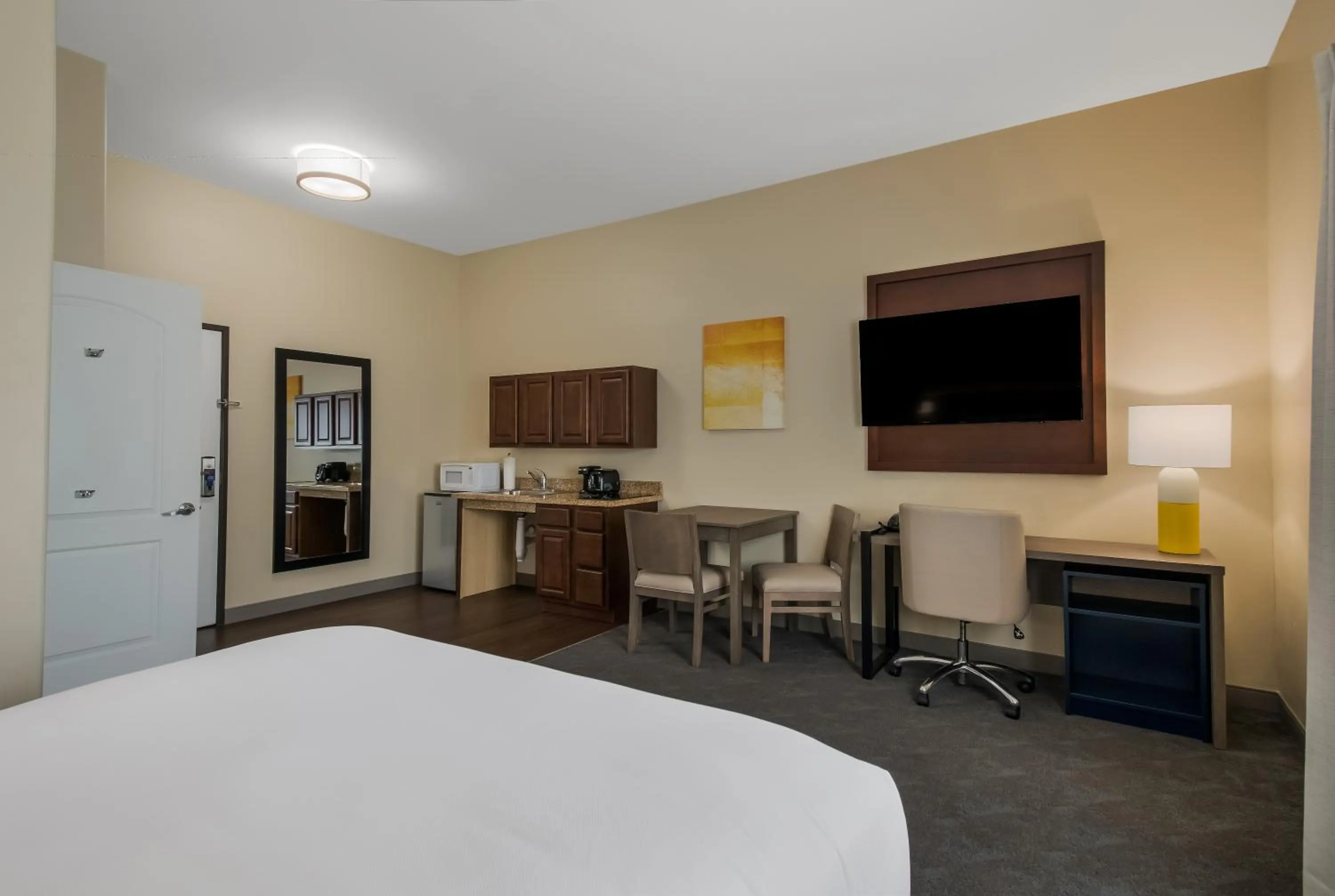 Kitchen or kitchenette, Bed in Comfort Inn & Suites Barnesville - Frackville