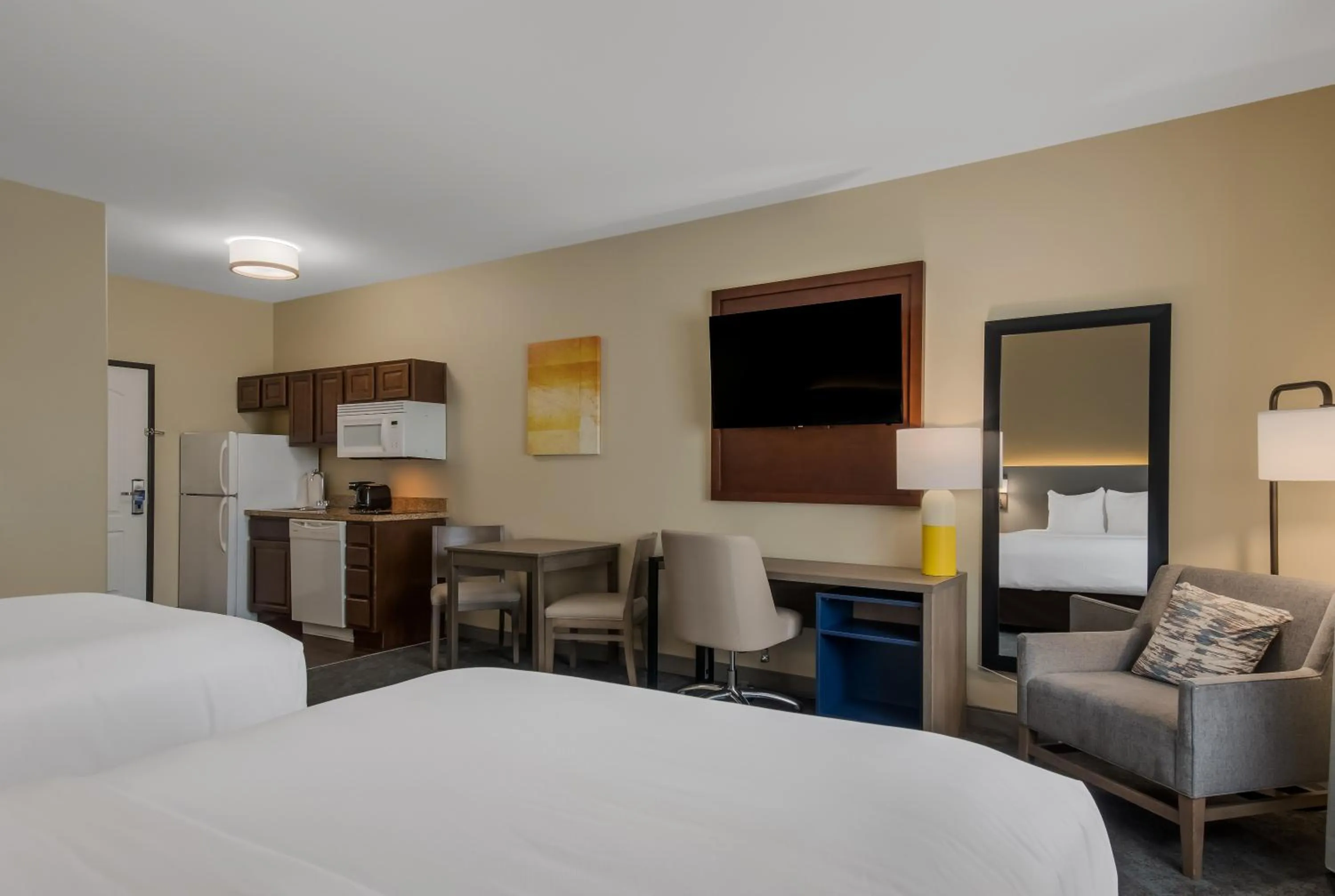 Kitchen or kitchenette, Bed in Comfort Inn & Suites Barnesville - Frackville