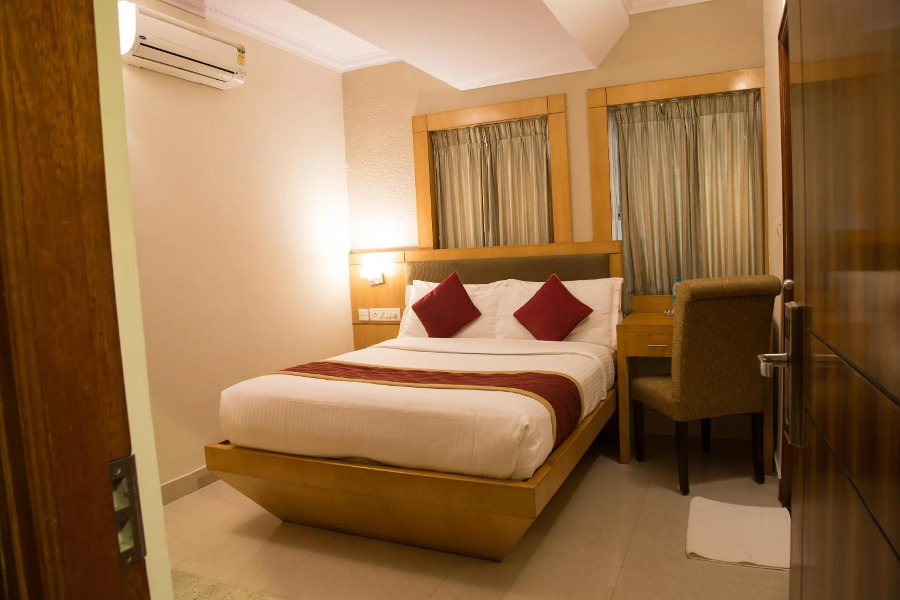 Bed in New Rainbow Business Hotel