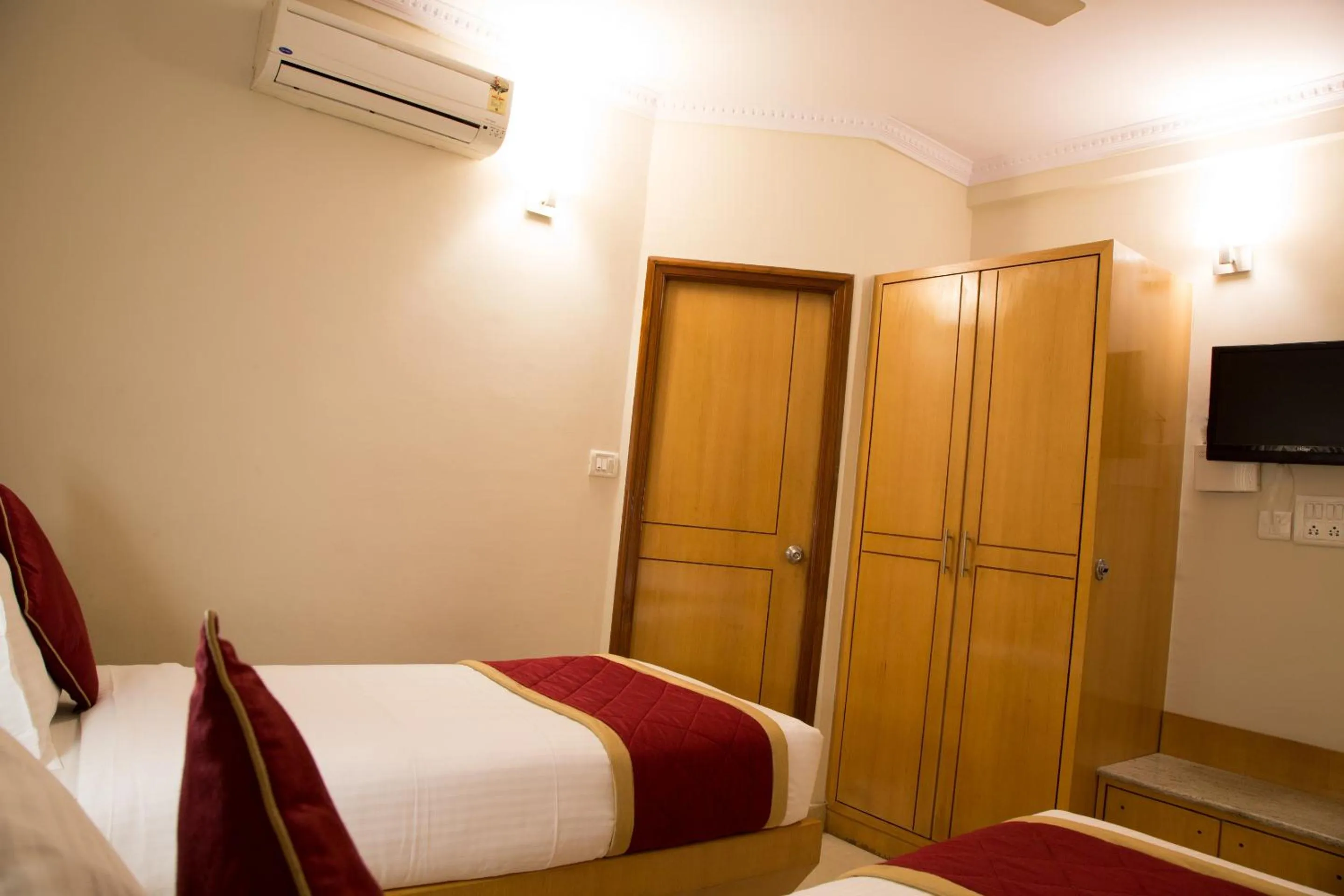 Bed in New Rainbow Business Hotel