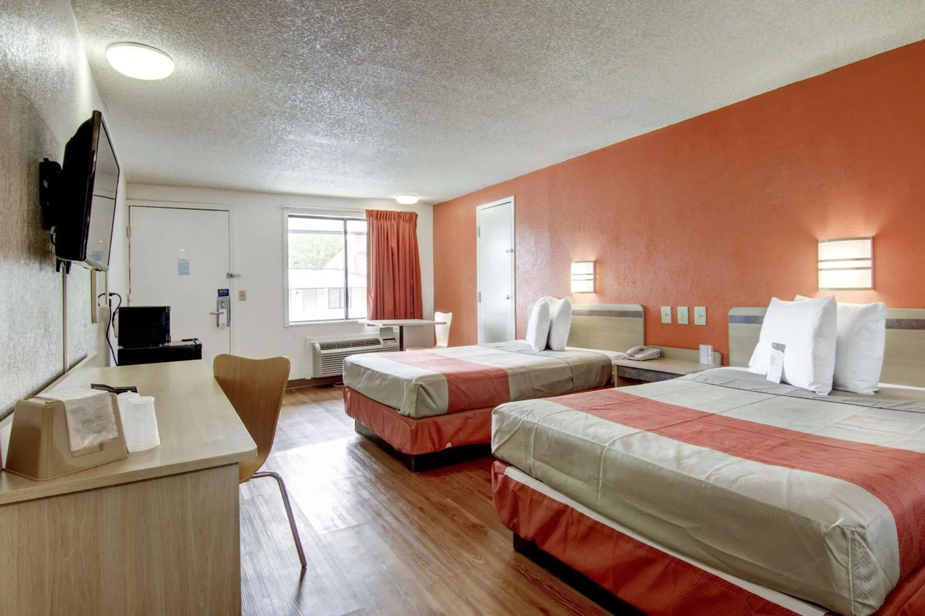 Deluxe Quadruple Room - single occupancy - Non-Smoking in Motel 6-Union City, GA - Atlanta Airport Deluxe Quadruple Room - single occupancy - Non-Smoking in Motel 6-Union City, GA - Atlanta Airport
