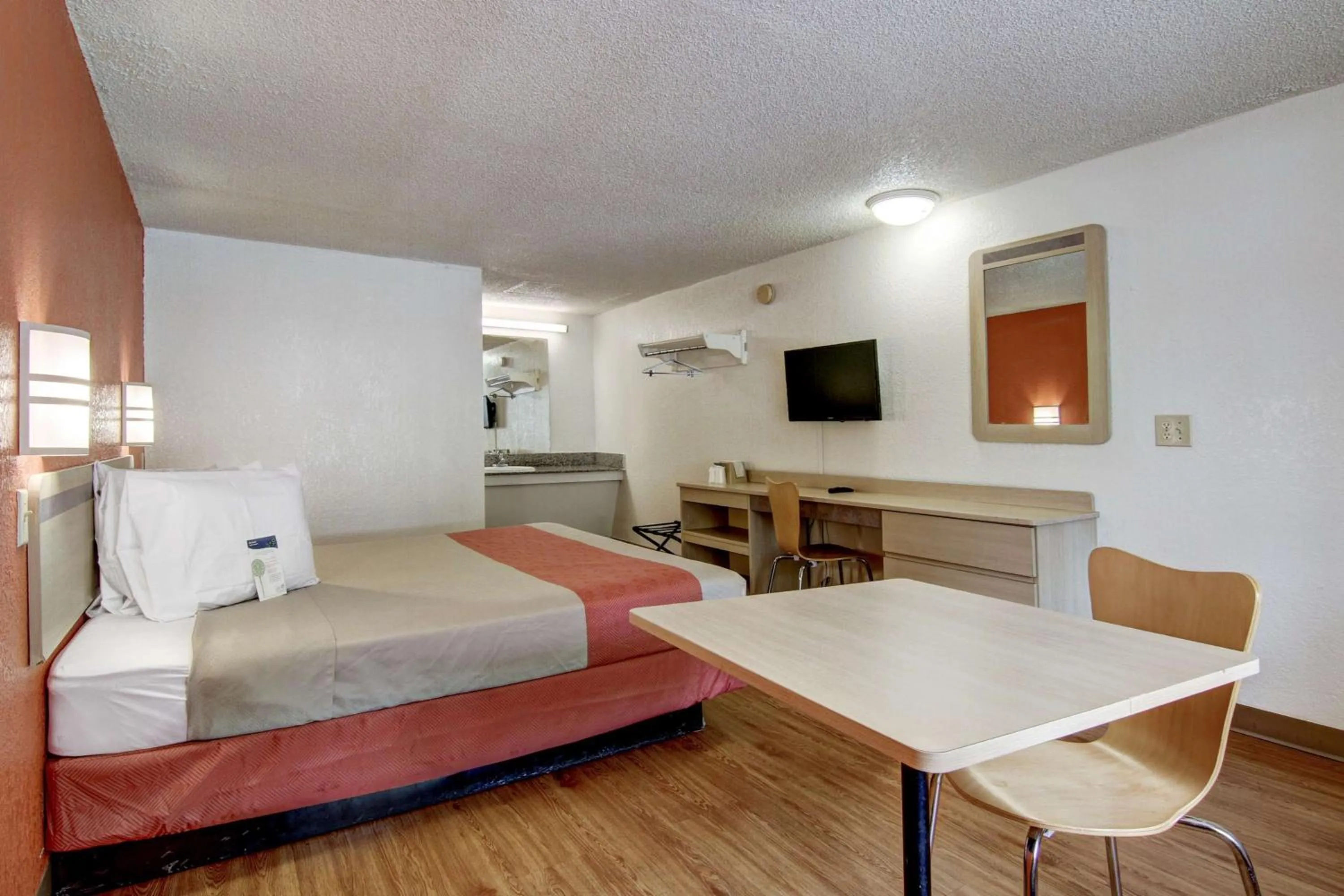 Photo of the whole room, Bed in Motel 6-Union City, GA - Atlanta Airport
