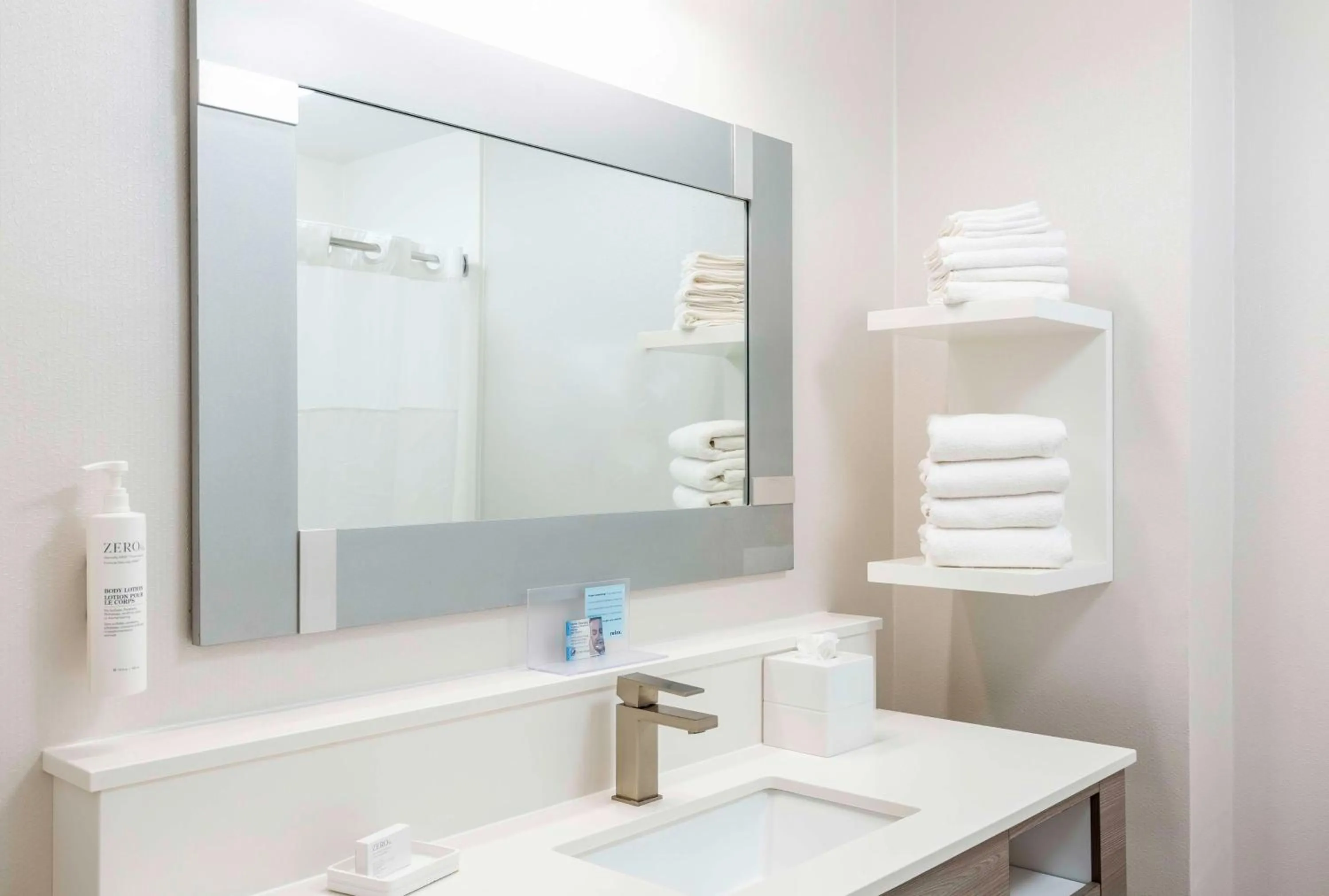 Bathroom in Hampton Inn East Windsor