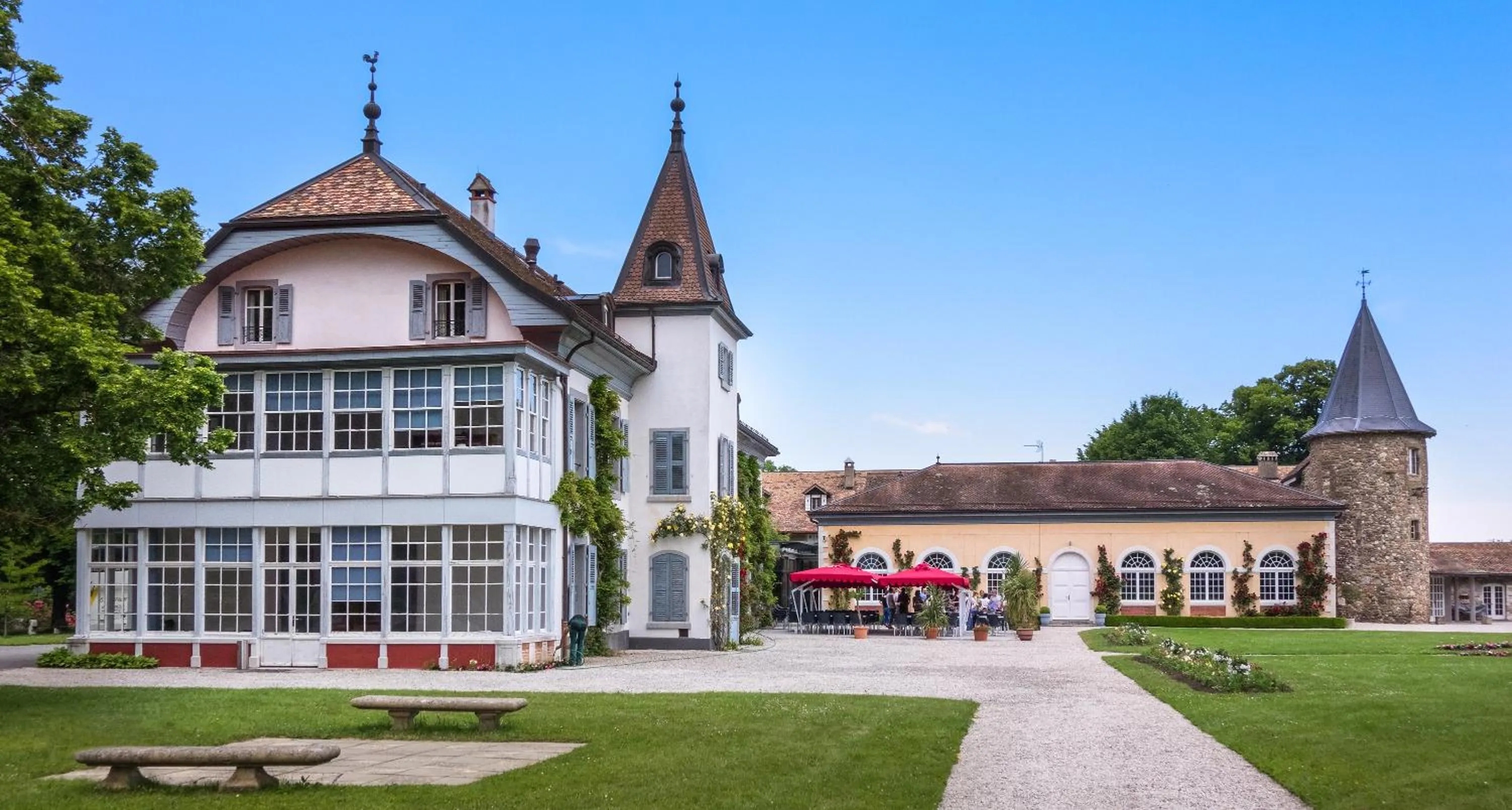Facade/entrance in Château de Bossey
