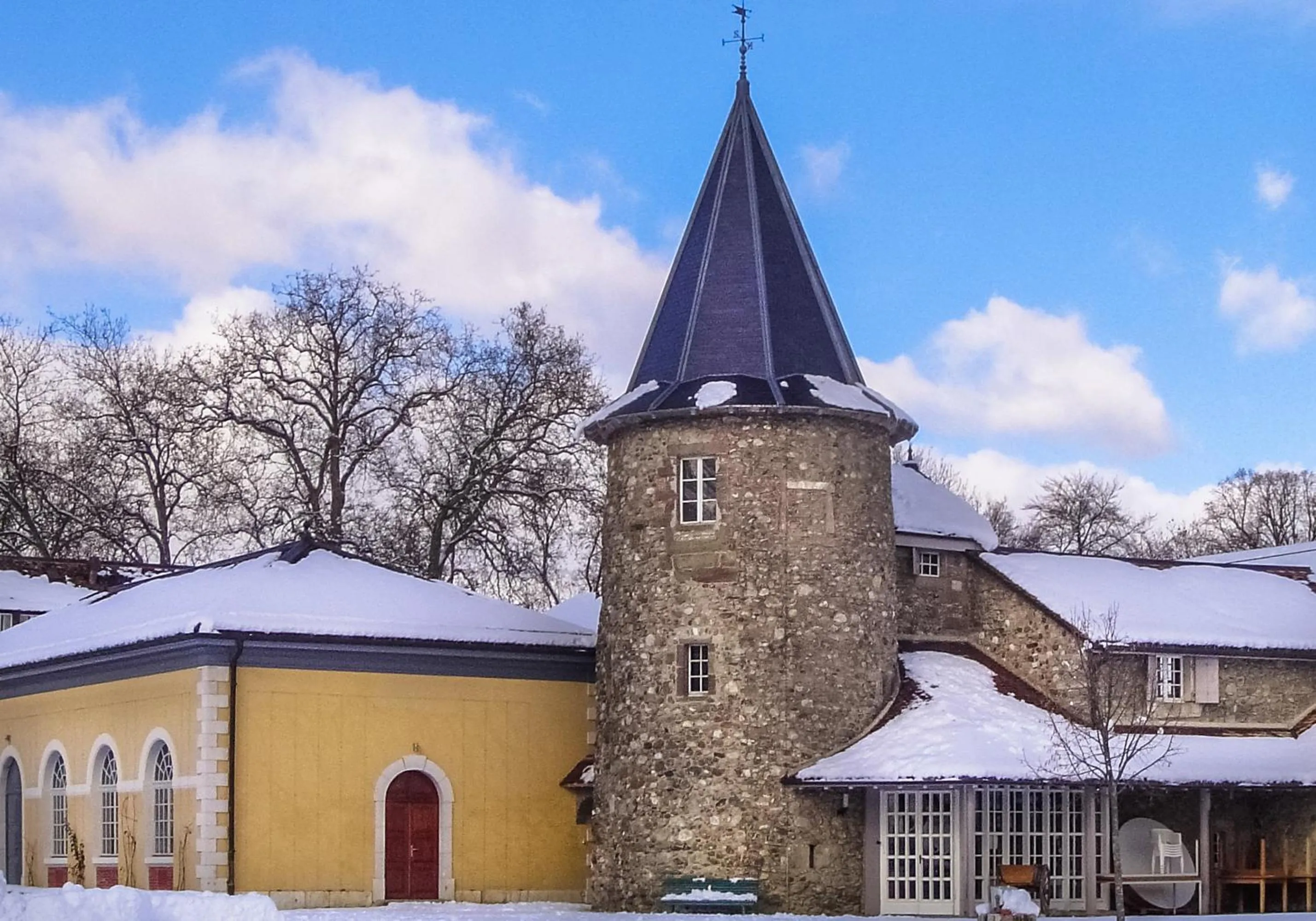 Facade/entrance in Château de Bossey