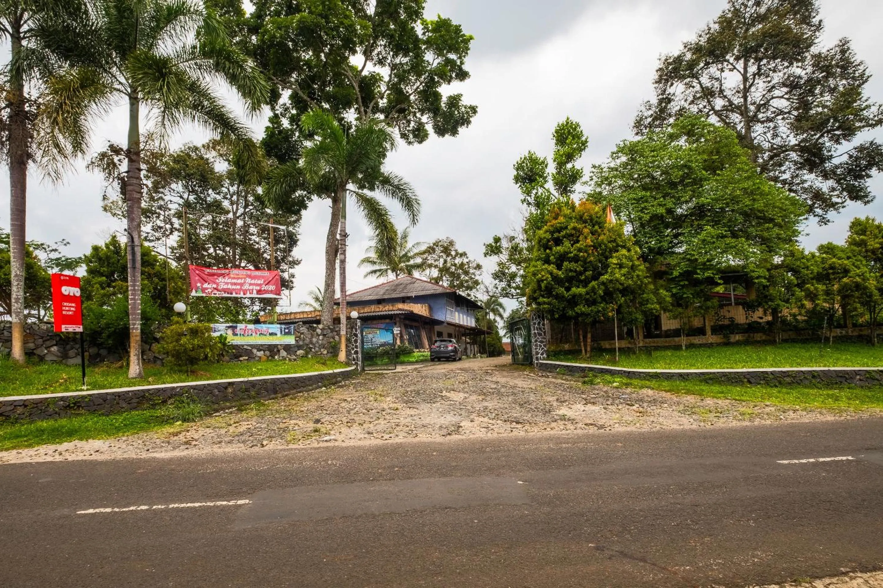Facade/entrance in OYO 2278 Cikidang Hunting Resort