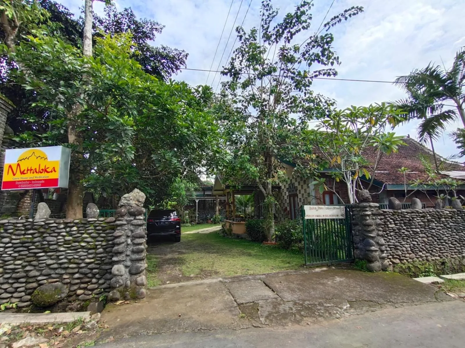 Facade/entrance in Mettaloka Guesthouse