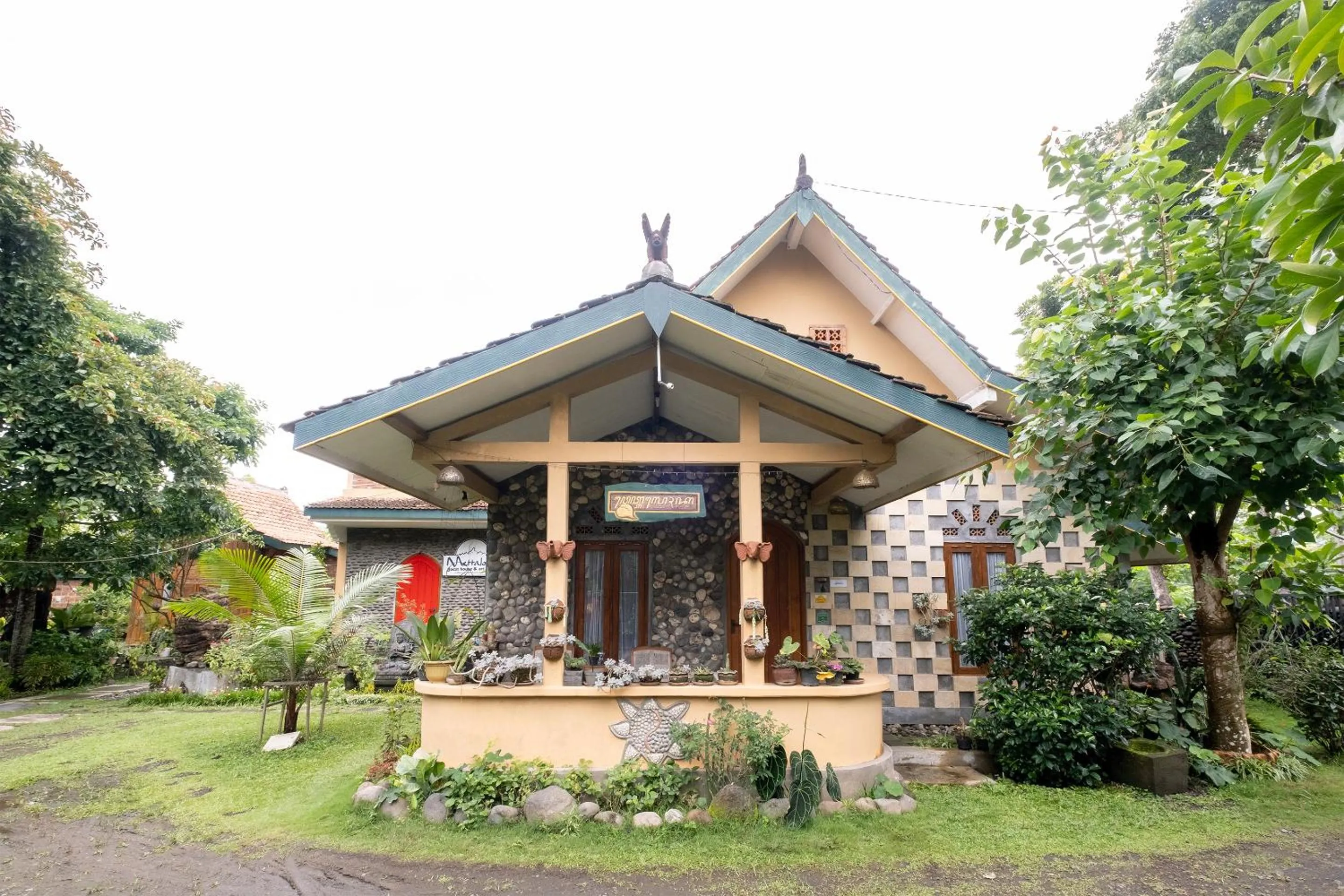 Property building in Mettaloka Guesthouse
