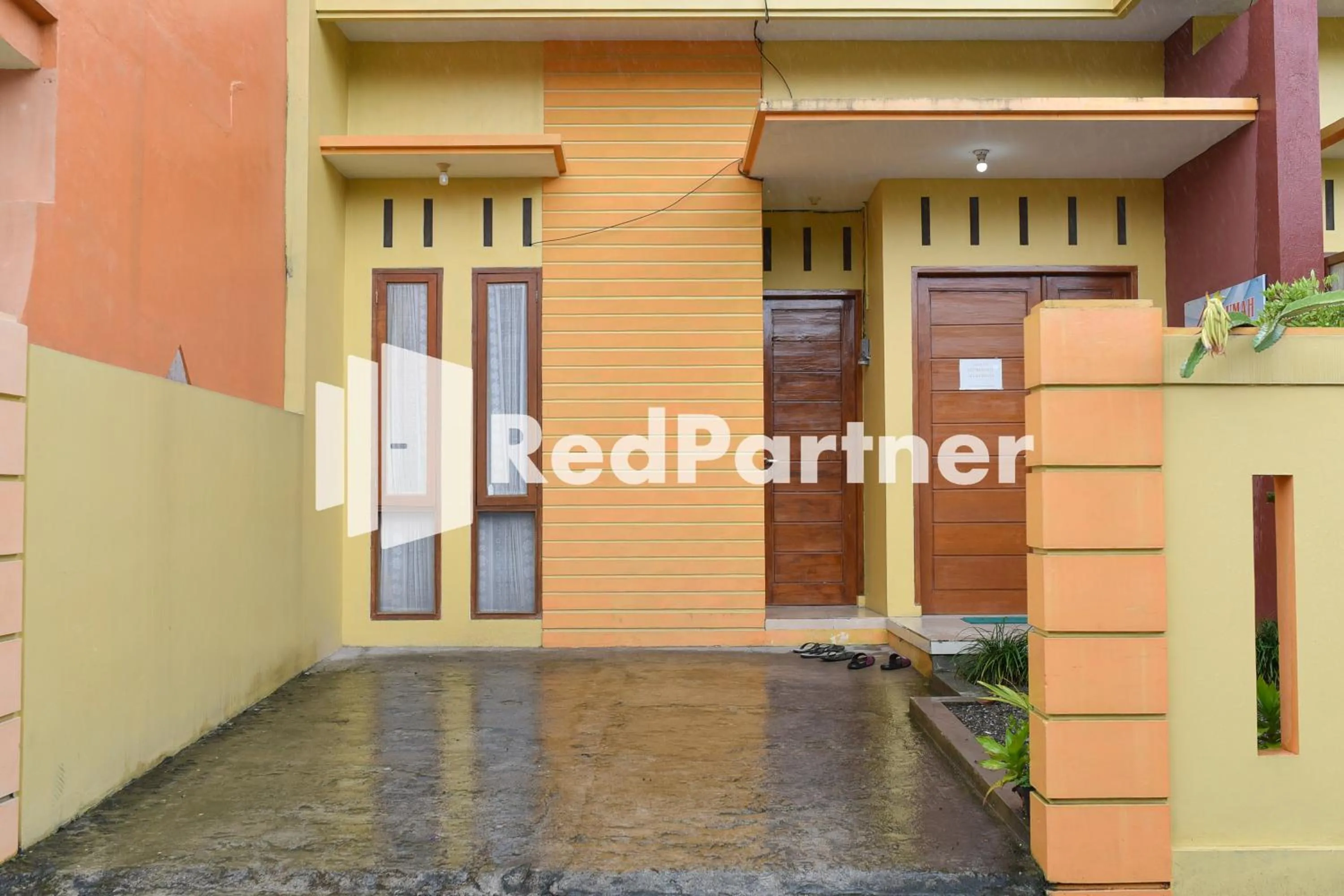 Facade/entrance in Homestay Rumah Citra Indah Syariah Mitra RedDoorz