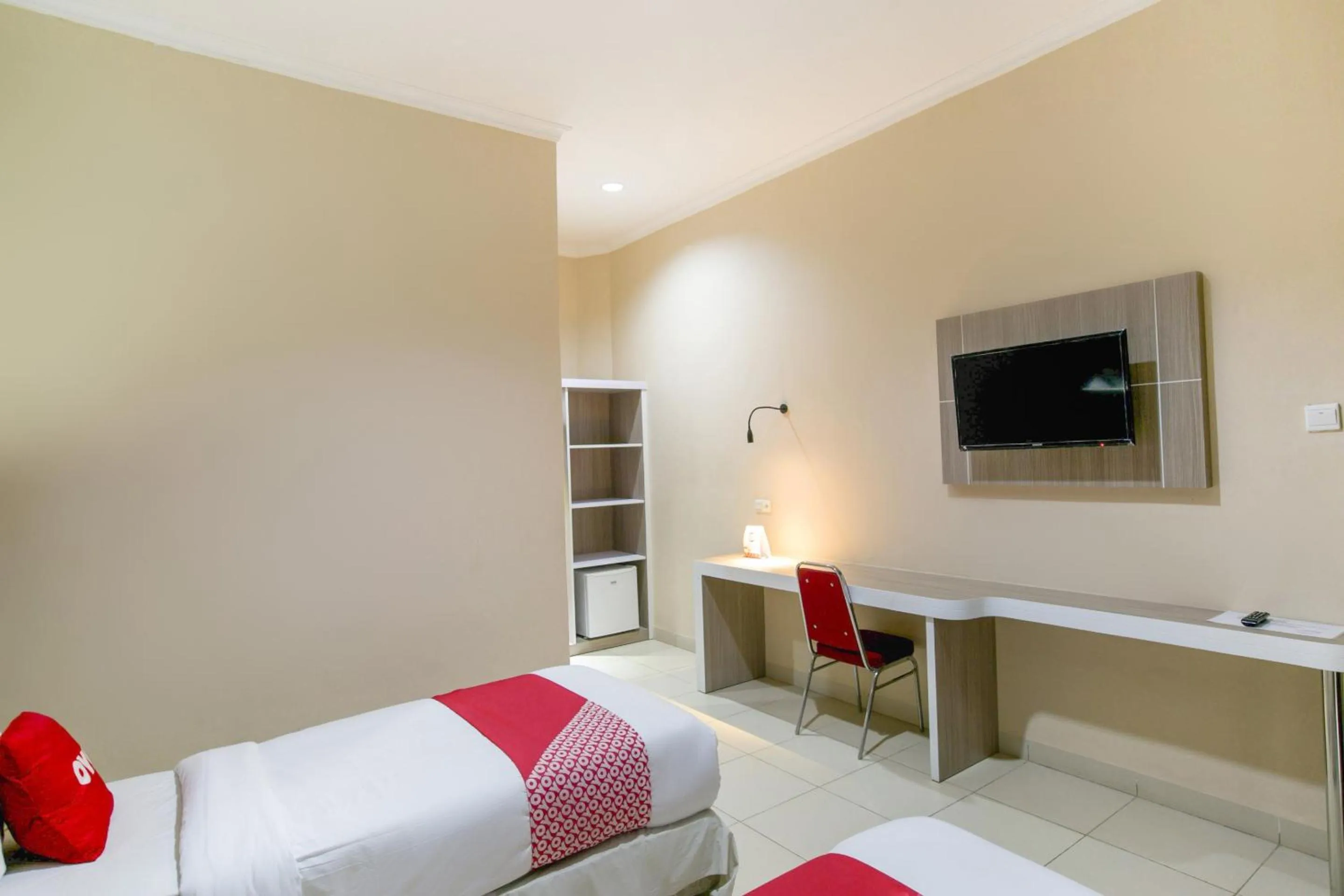 Bedroom, Bed in Hotel O Charvita