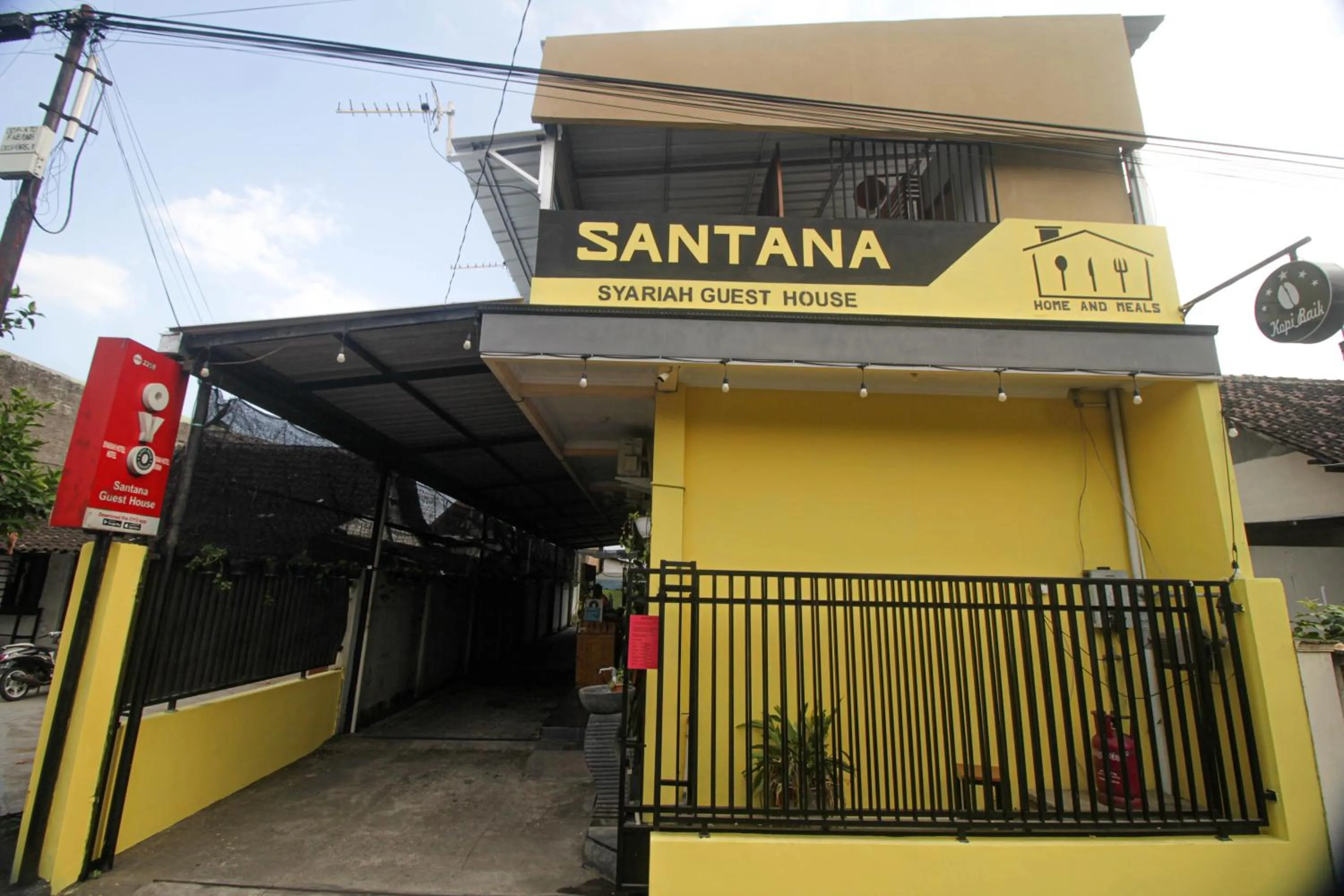 Facade/entrance in Capital O 2258 Santana Syariah Guest House