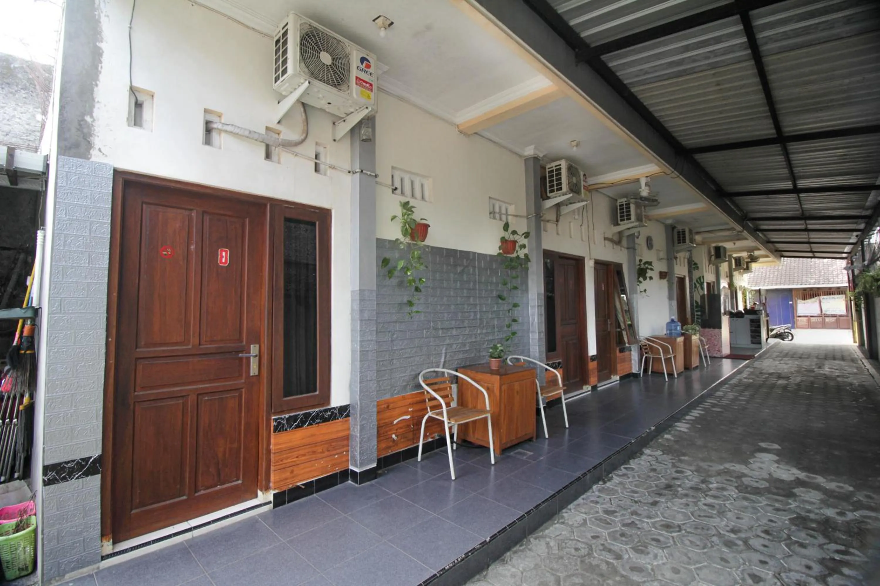Lobby or reception in Capital O 2258 Santana Syariah Guest House