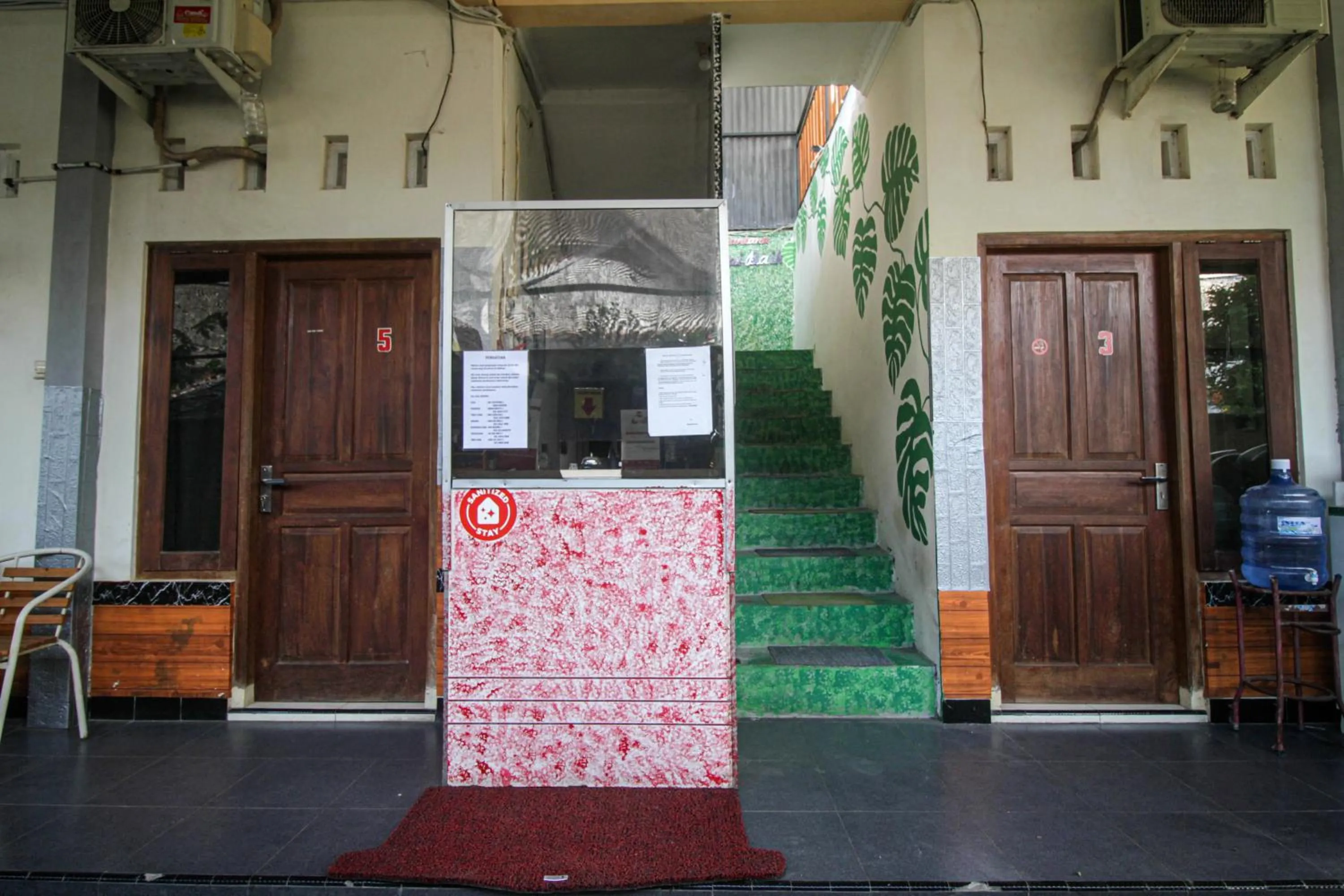 Lobby or reception in Capital O 2258 Santana Syariah Guest House