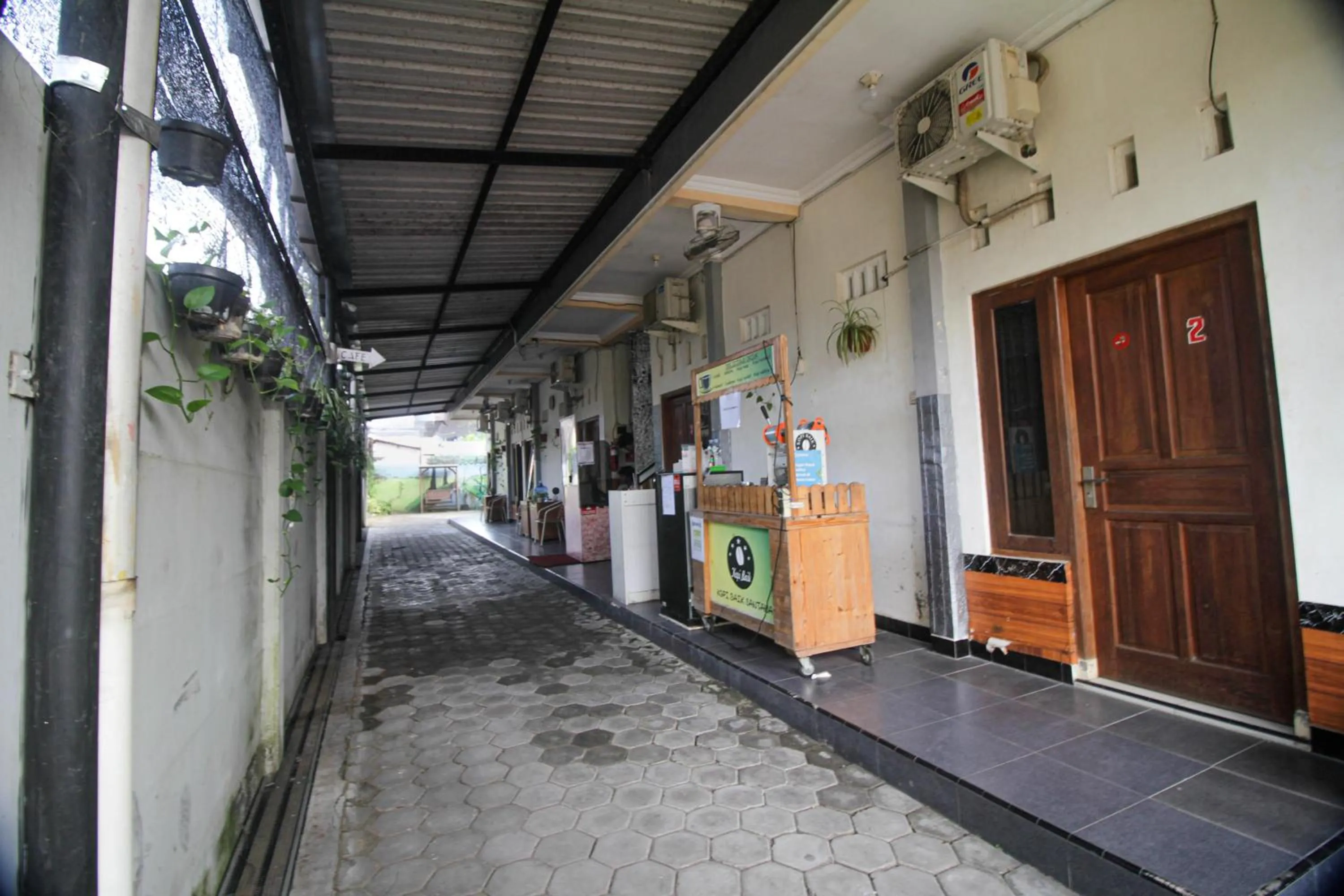 Lobby or reception in Capital O 2258 Santana Syariah Guest House
