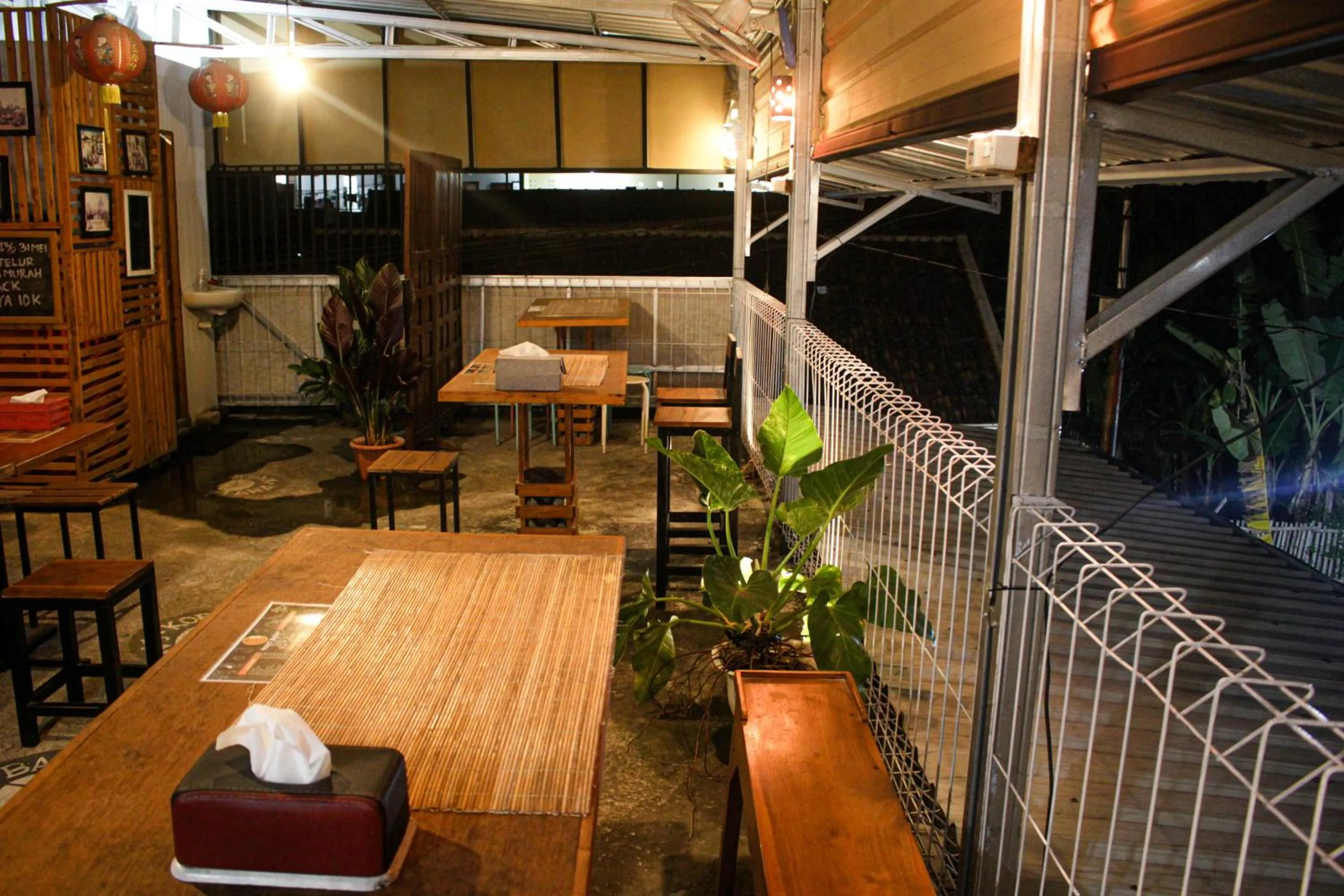 Restaurant/places to eat in Capital O 2258 Santana Syariah Guest House