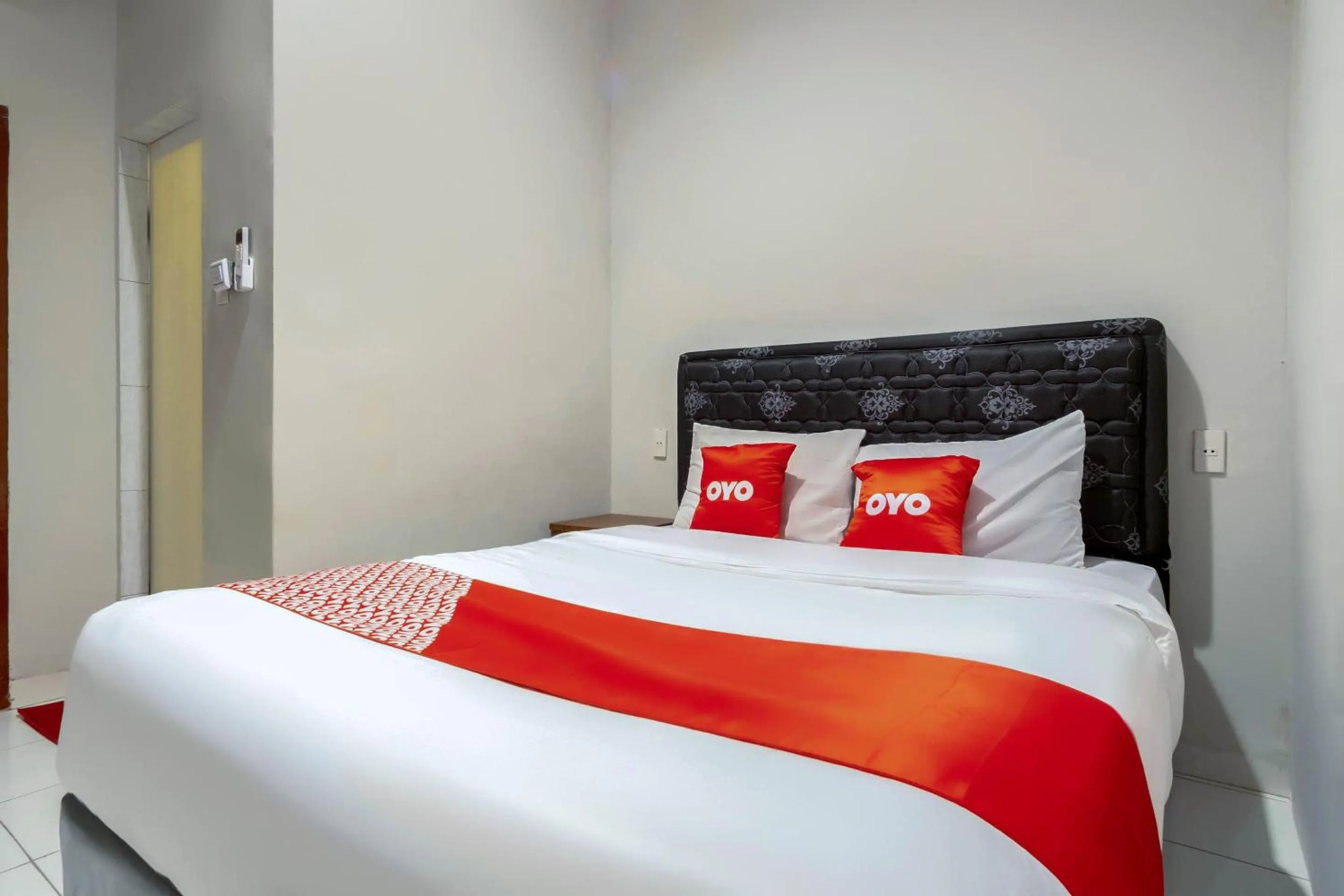 Bedroom, Bed in Hotel O HOMESTAY JAYA