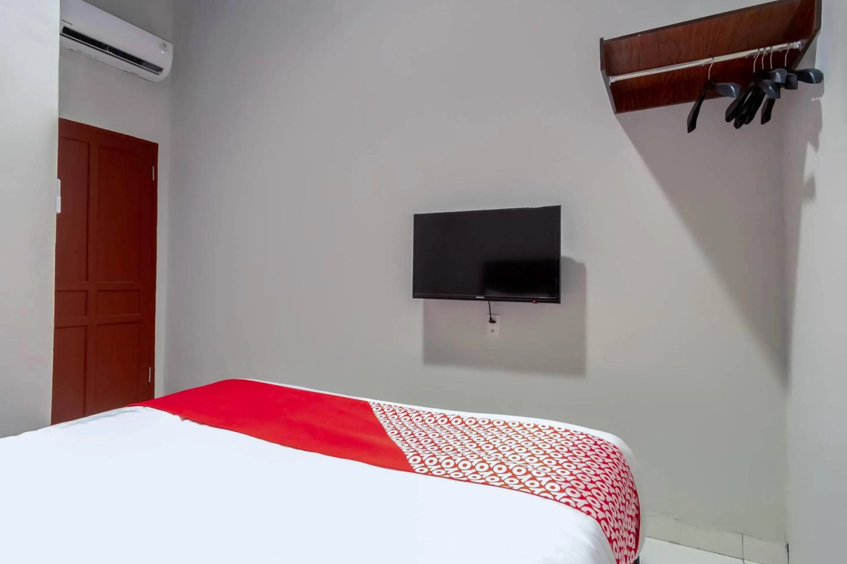 Bedroom, Bed in Hotel O HOMESTAY JAYA