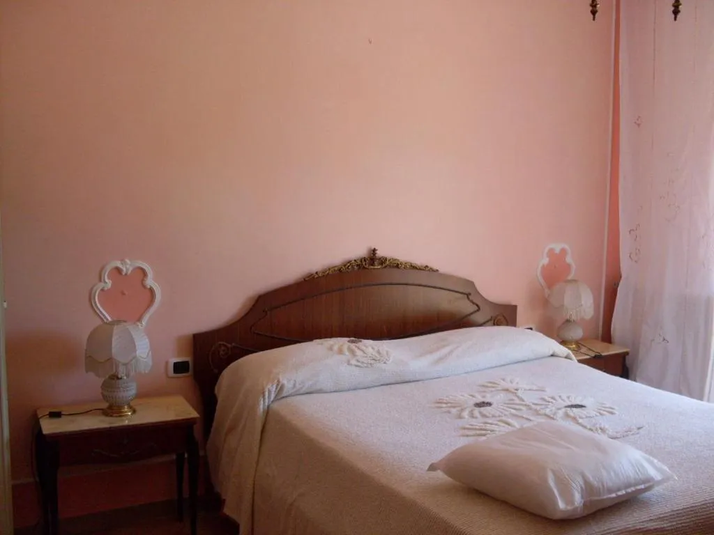 Photo of the whole room, Bed in La Casetta Dei Cedri