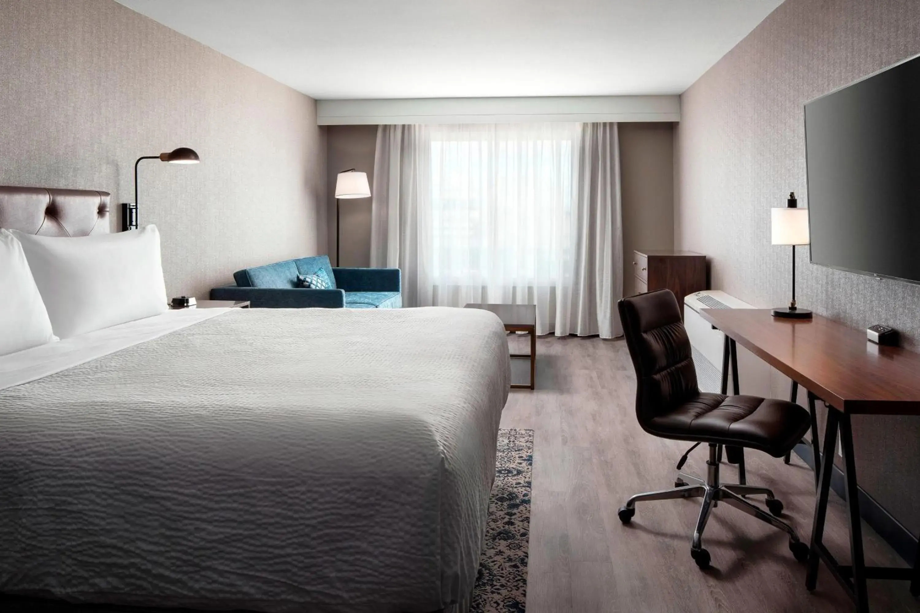 Junior Suite, 1 King, Alternate bed: sofa bed in Four Points by Sheraton - San Francisco Airport Junior Suite, 1 King, Alternate bed: sofa bed in Four Points by Sheraton - San Francisco Airport