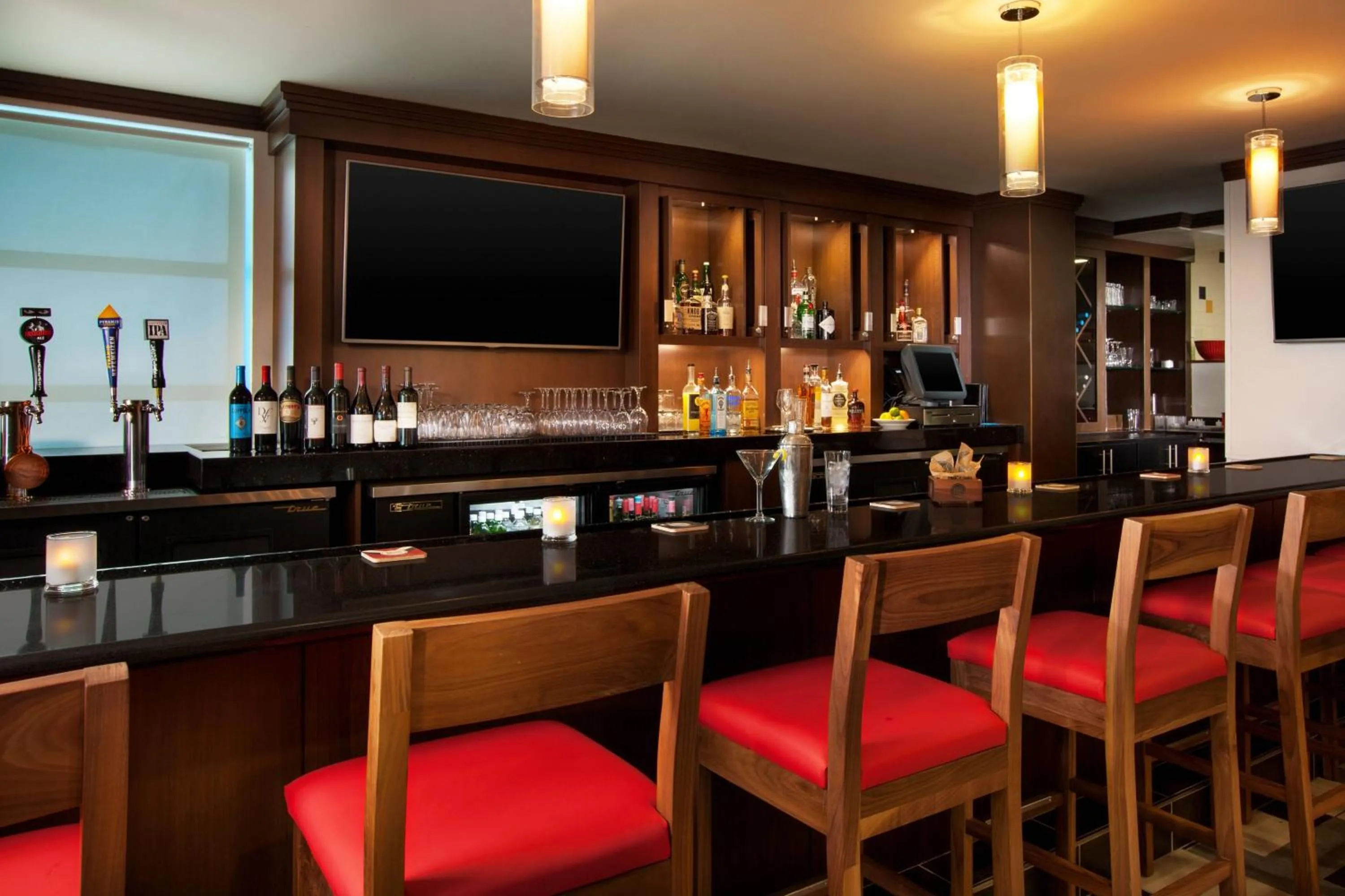 Lounge or bar in Four Points by Sheraton - San Francisco Airport