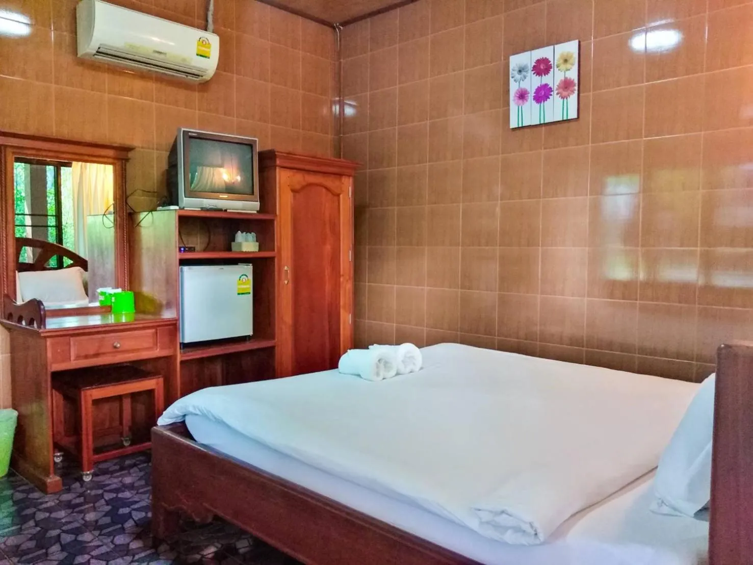 air conditioner, Bed in Pechpailin Resort