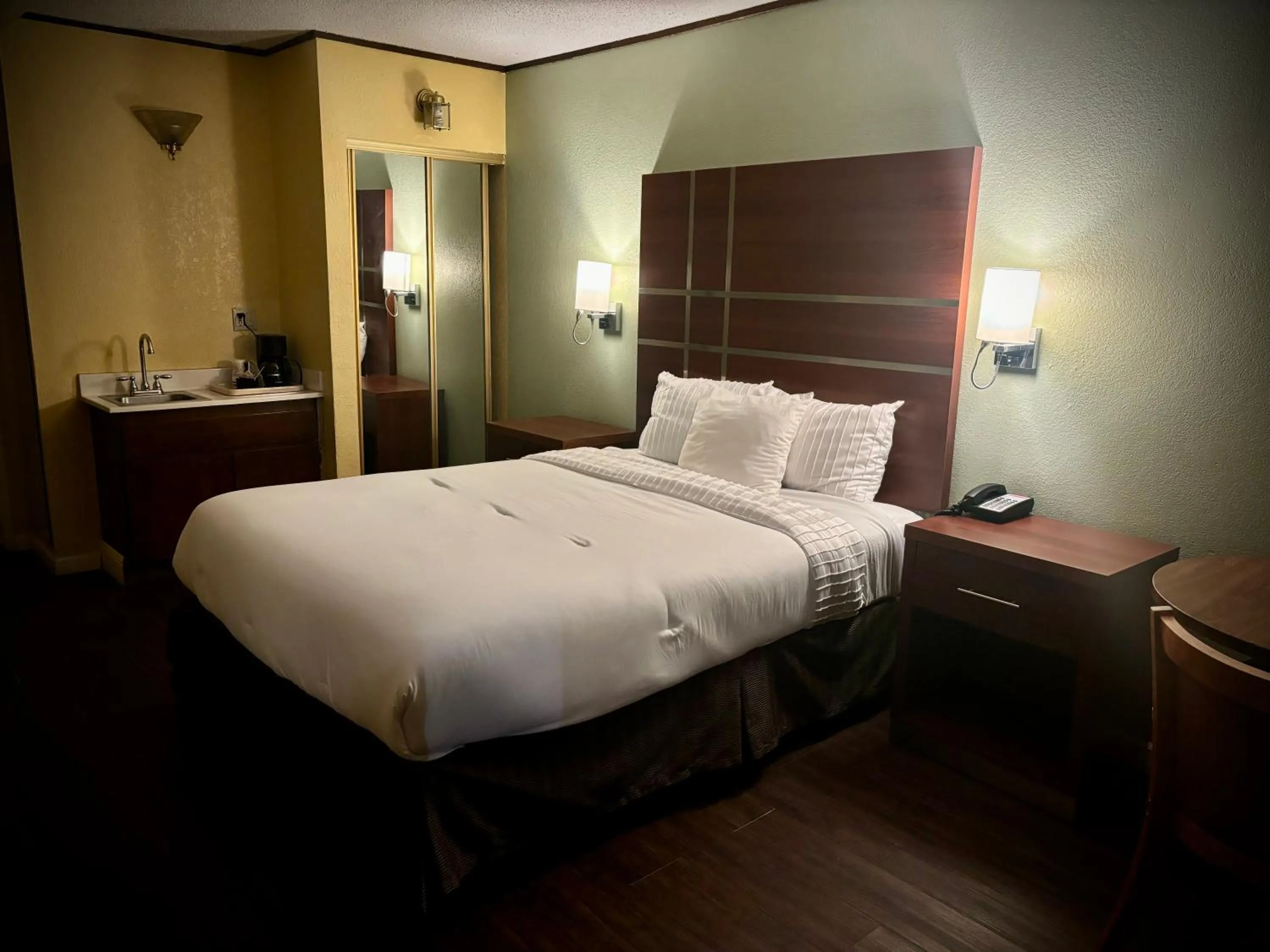 Photo of the whole room, Bed in Western Holiday Lodge