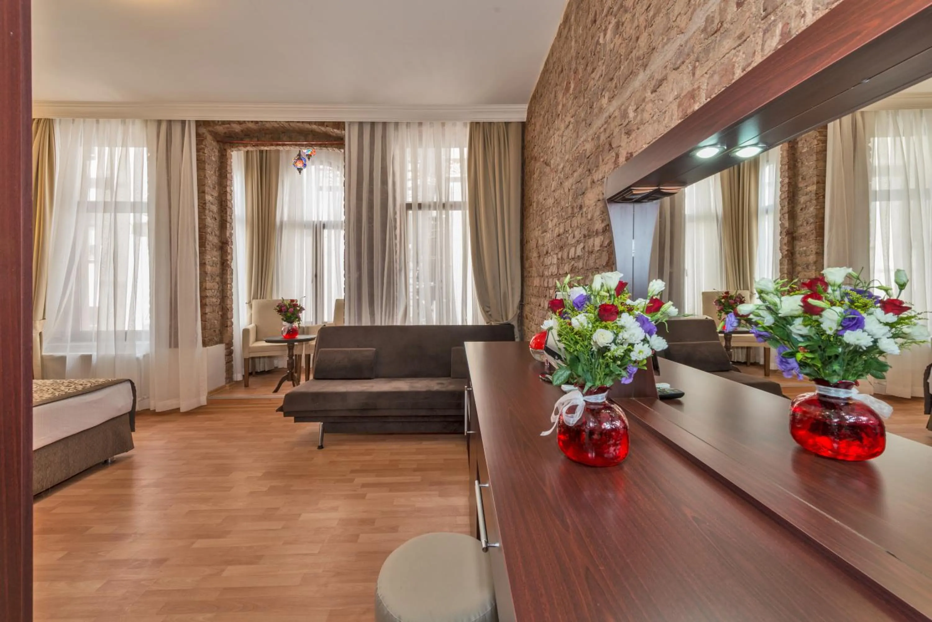 Seating area, Bed in Taxim Hotel Marin