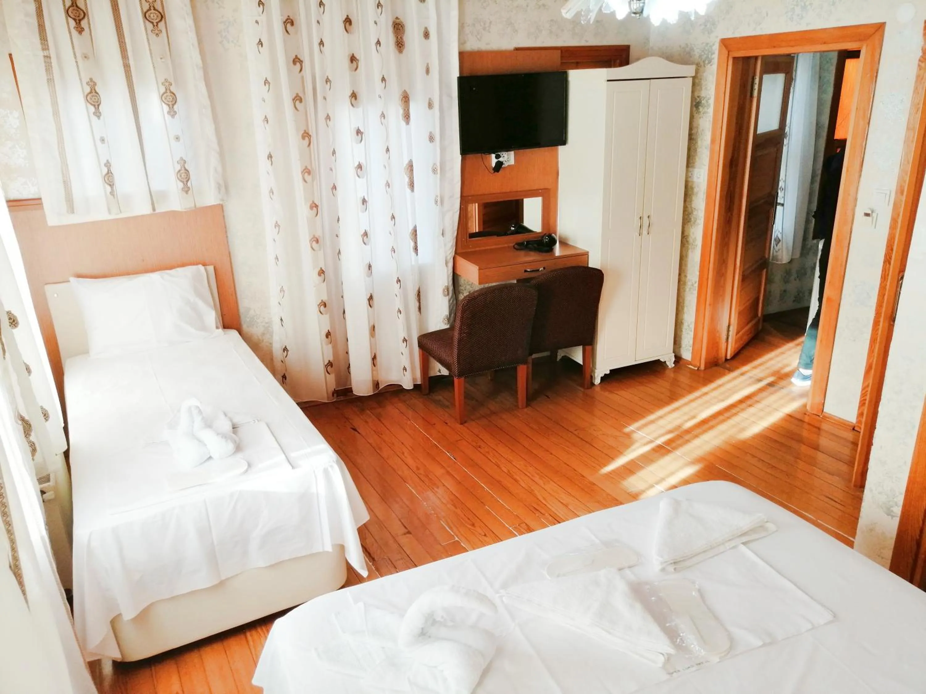 Living room, Bed in Istanbul Sydney Hotel