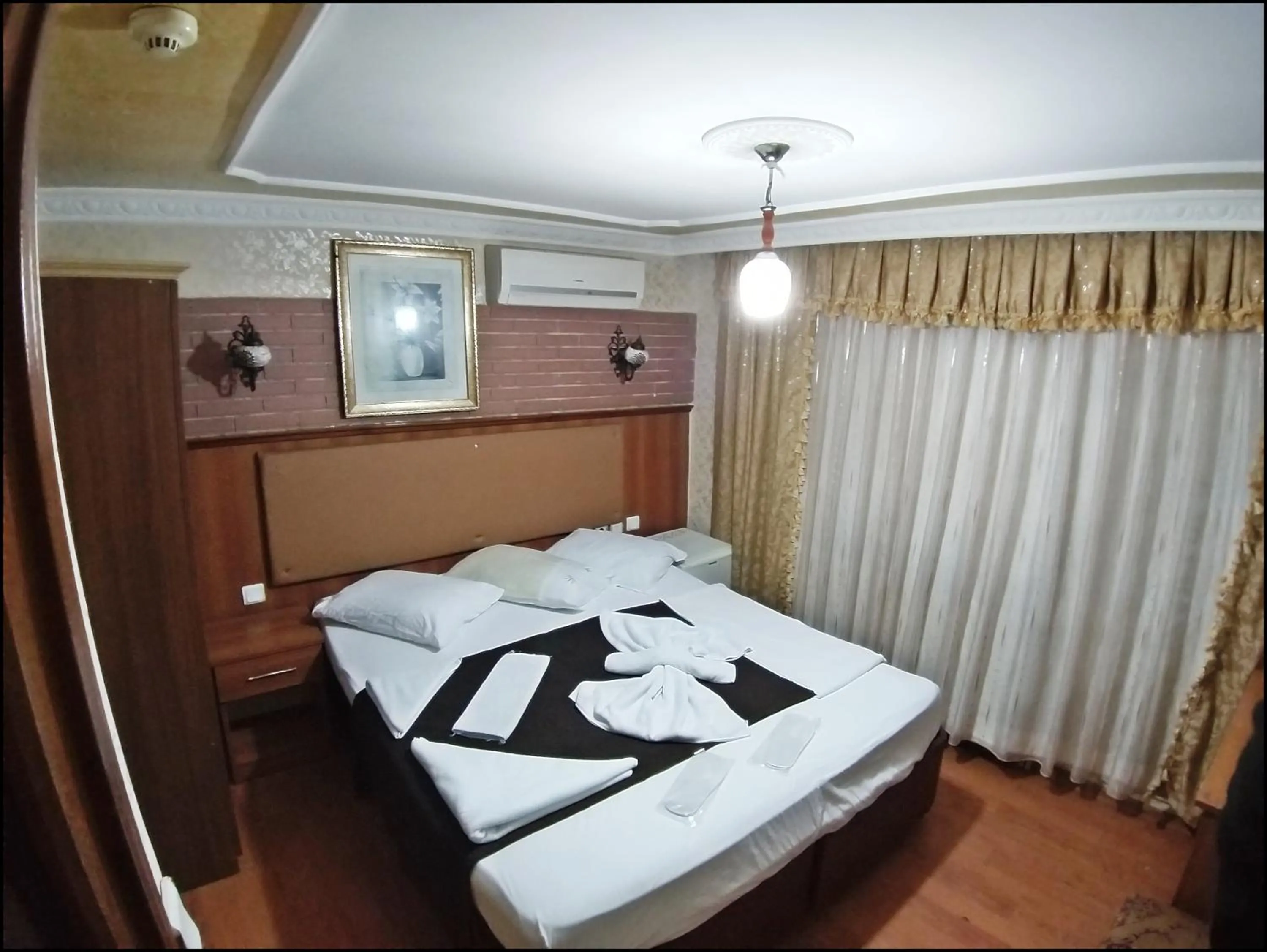 Photo of the whole room, Bed in Istanbul Sydney Hotel