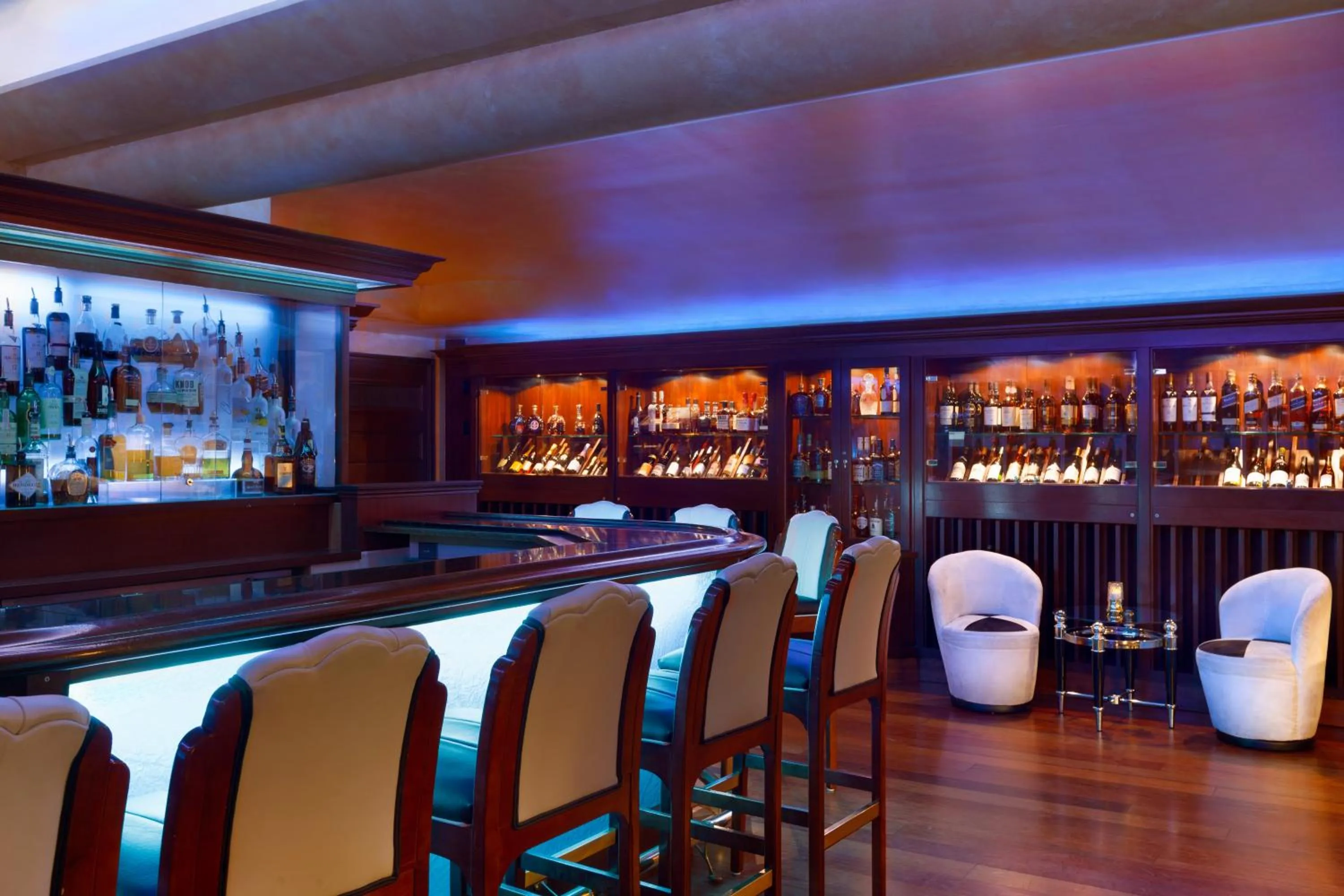 Lounge or bar in Harrah's Lake Tahoe, A Caesars Destination