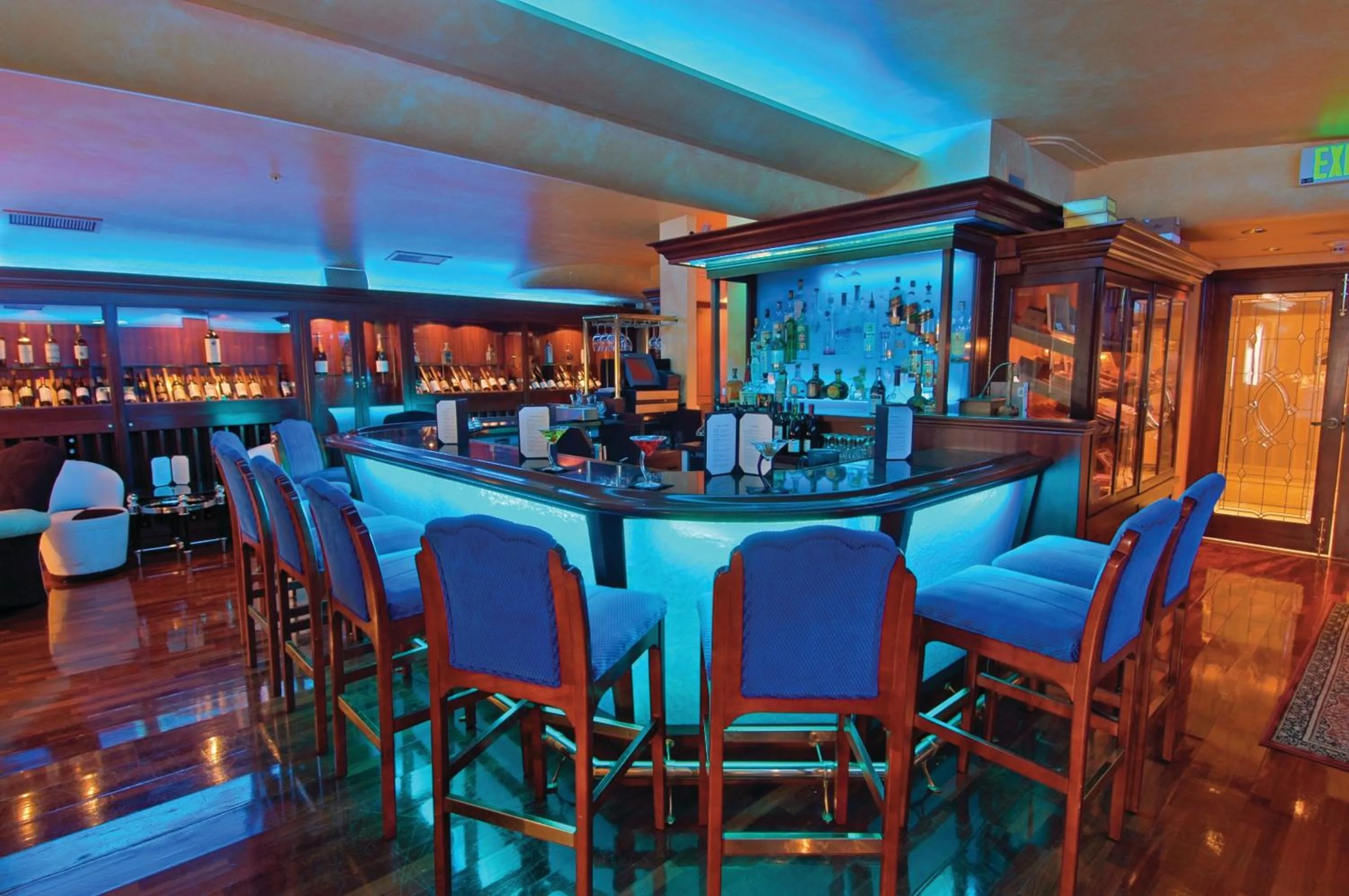 Lounge or bar in Harrah's Lake Tahoe, A Caesars Destination