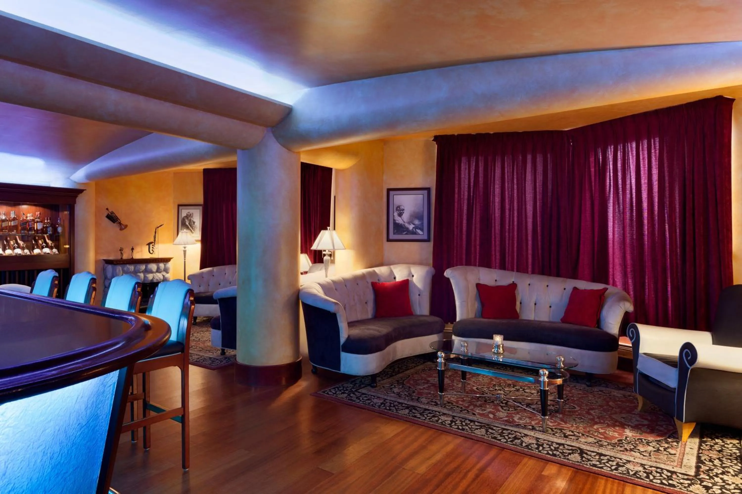 Lounge or bar in Harrah's Lake Tahoe, A Caesars Destination