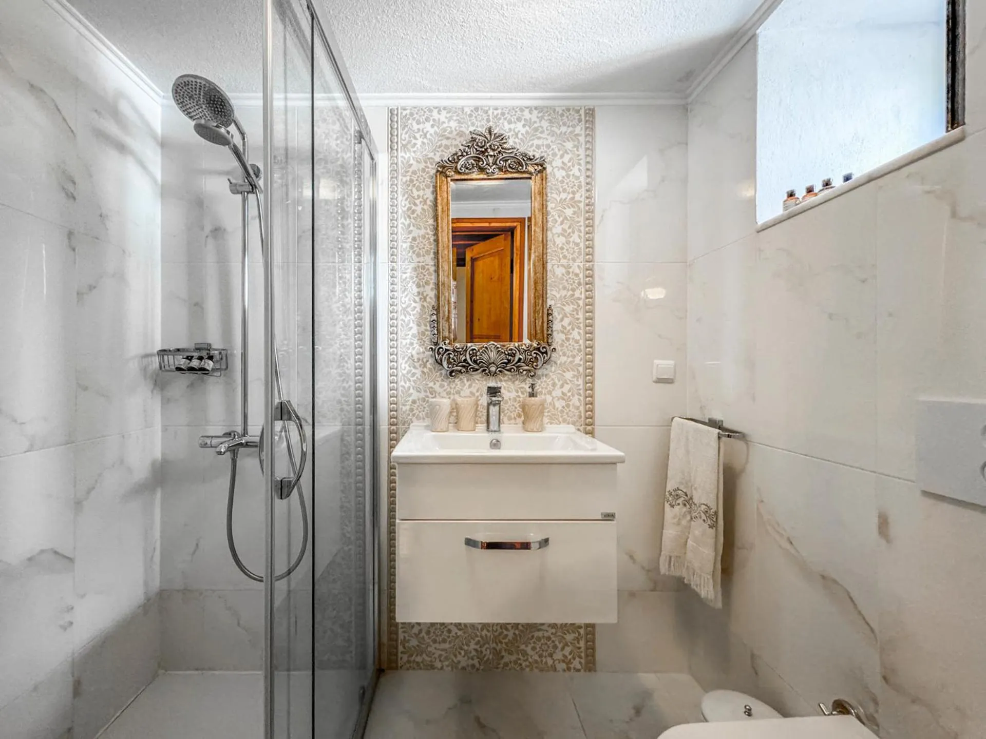 Shower in Ha La Bodrum