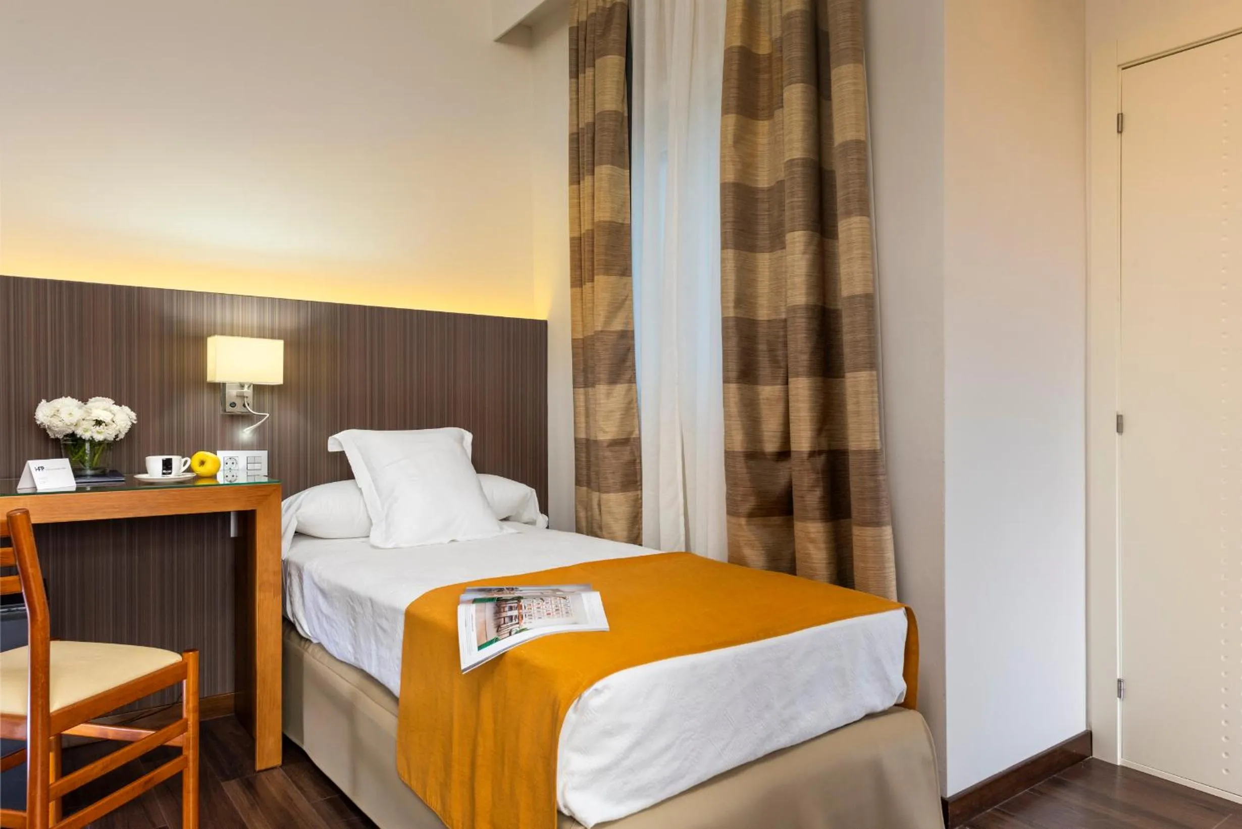 Photo of the whole room, Bed in Hotel de Francia y París