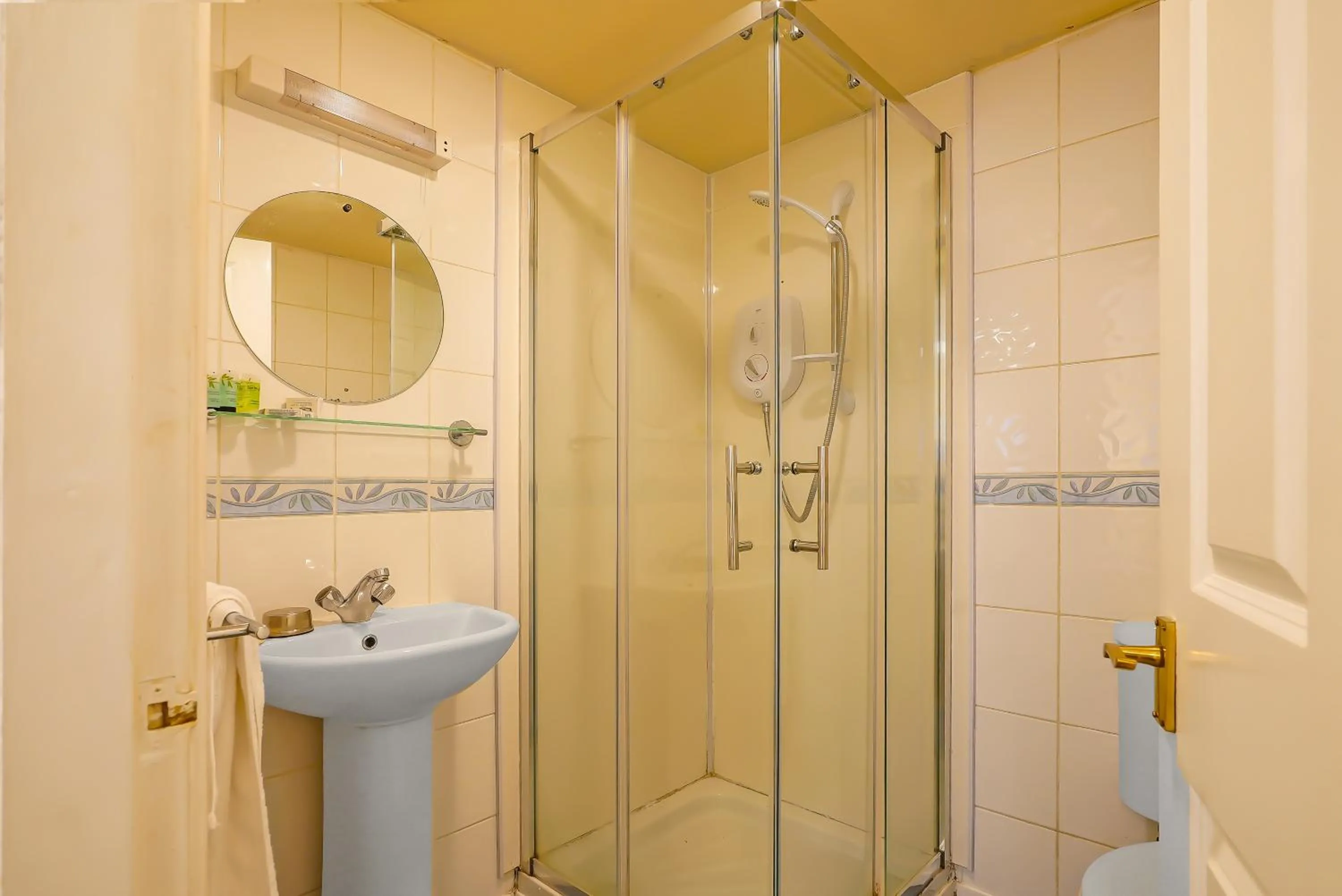 Bathroom in OYO The White Horse, Ripon North Yorkshire