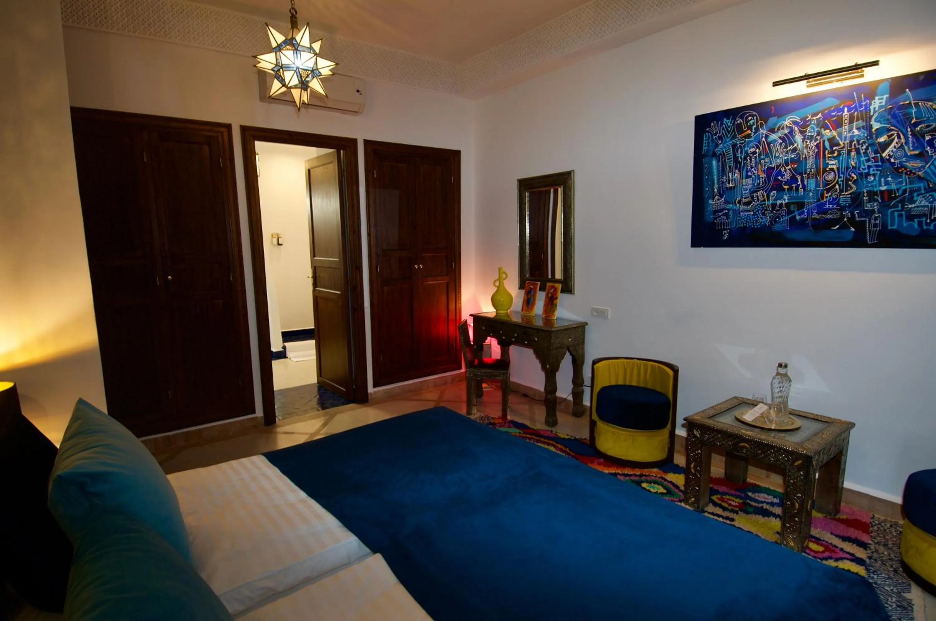 Photo of the whole room in La Claire Fontaine