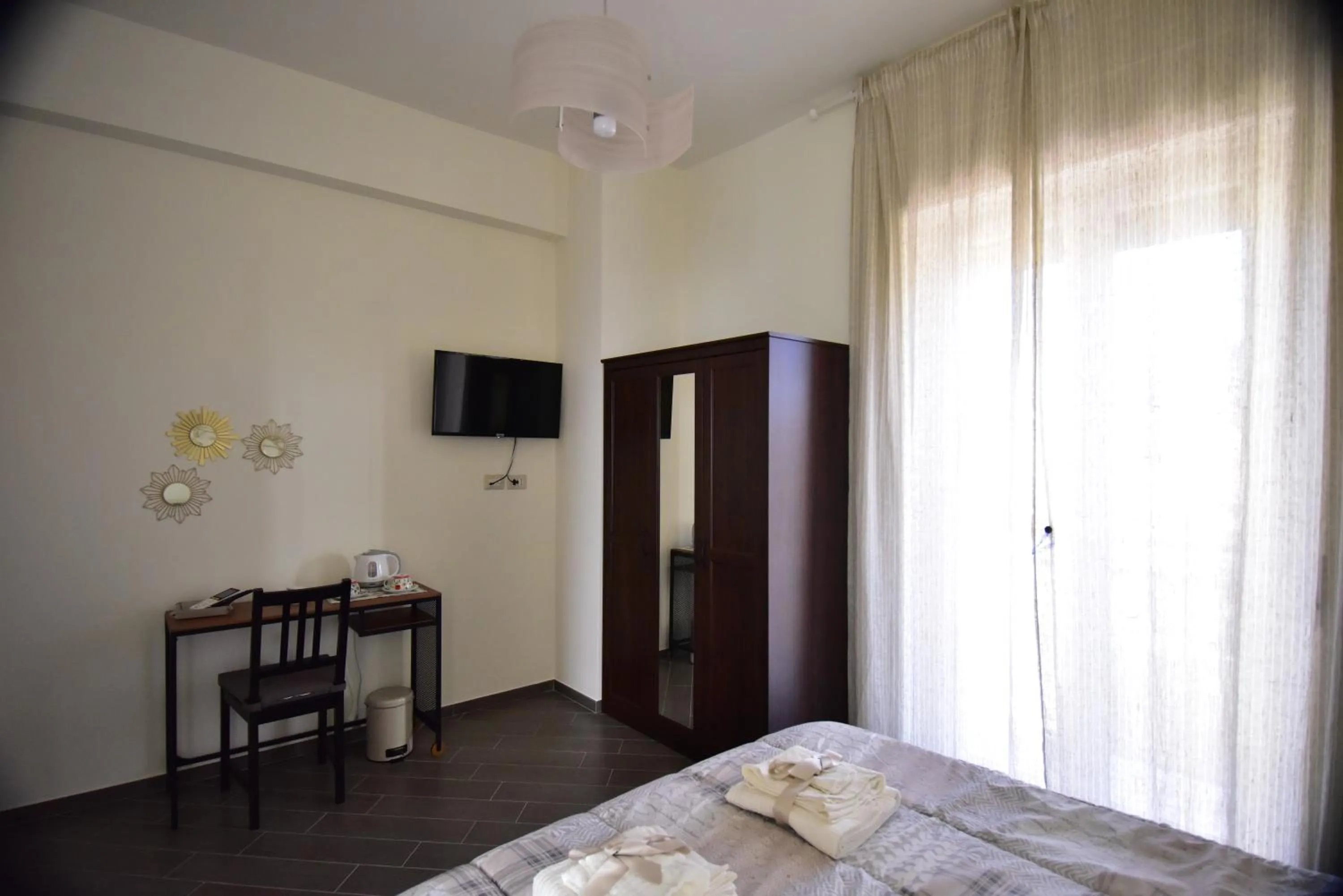 Communal lounge/ TV room, Bed in B&B Lambda