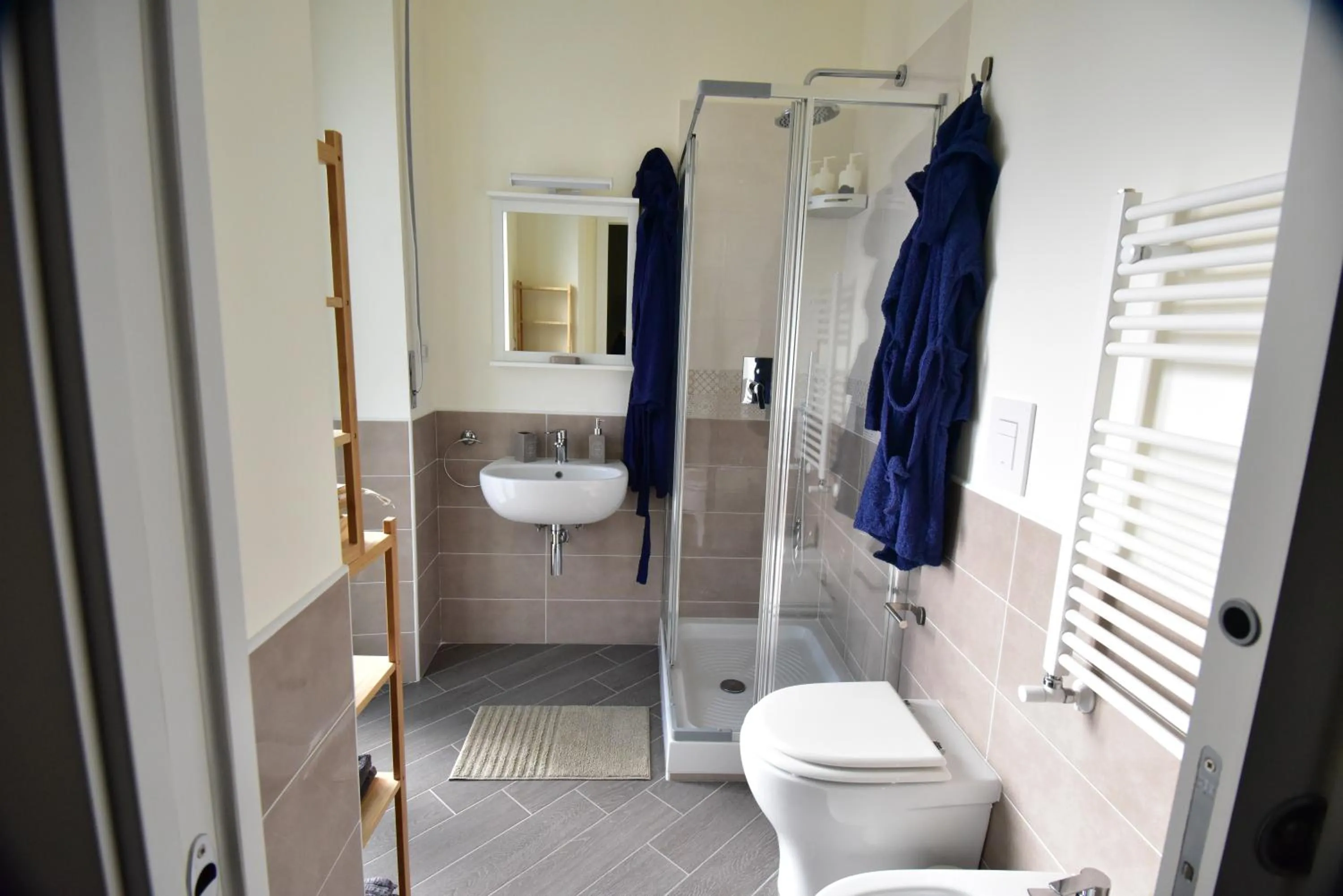 Shower in B&B Lambda