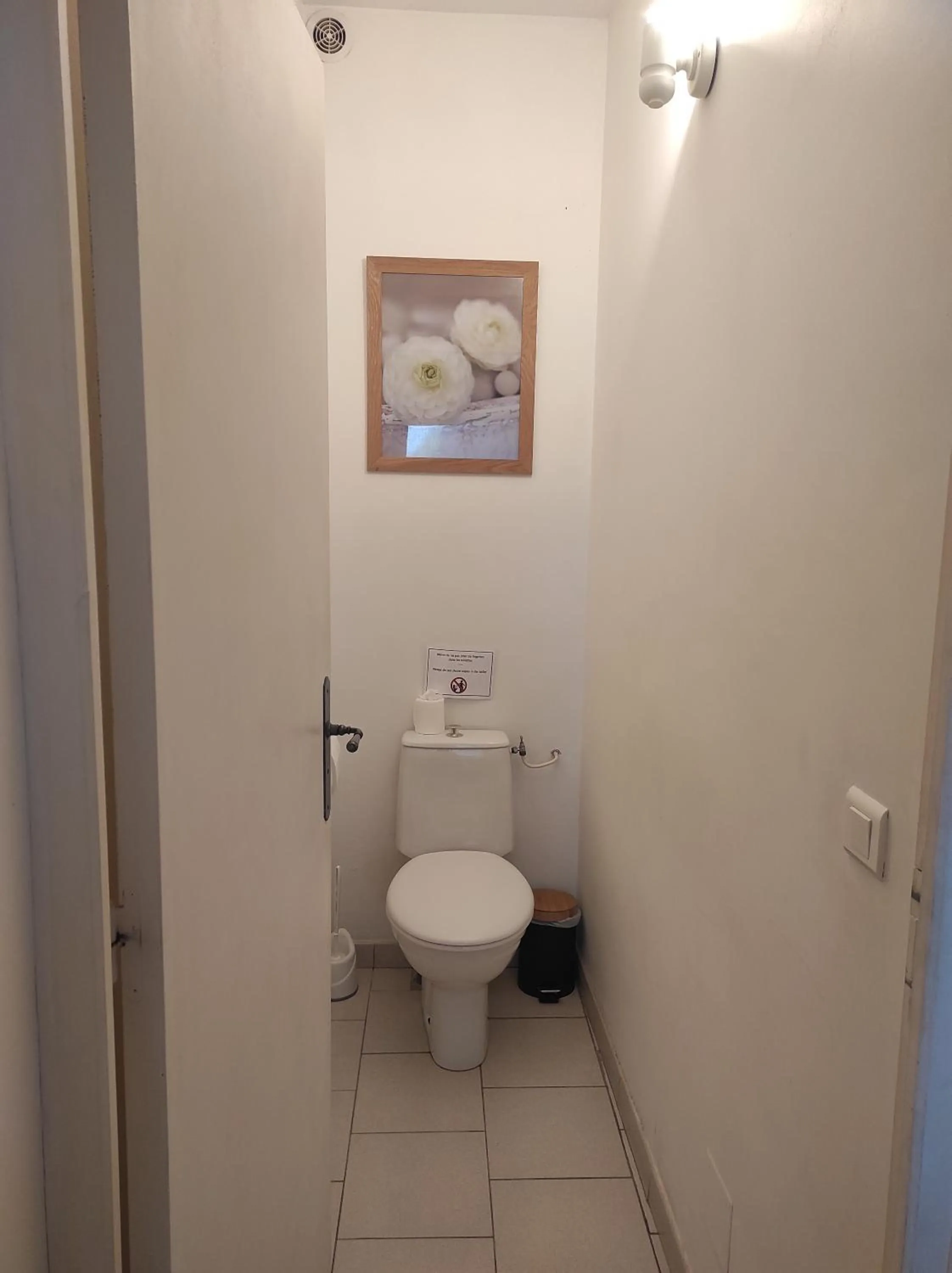 Toilet in Logis Hôtel Restaurant Gîte La Bastide du Vébron