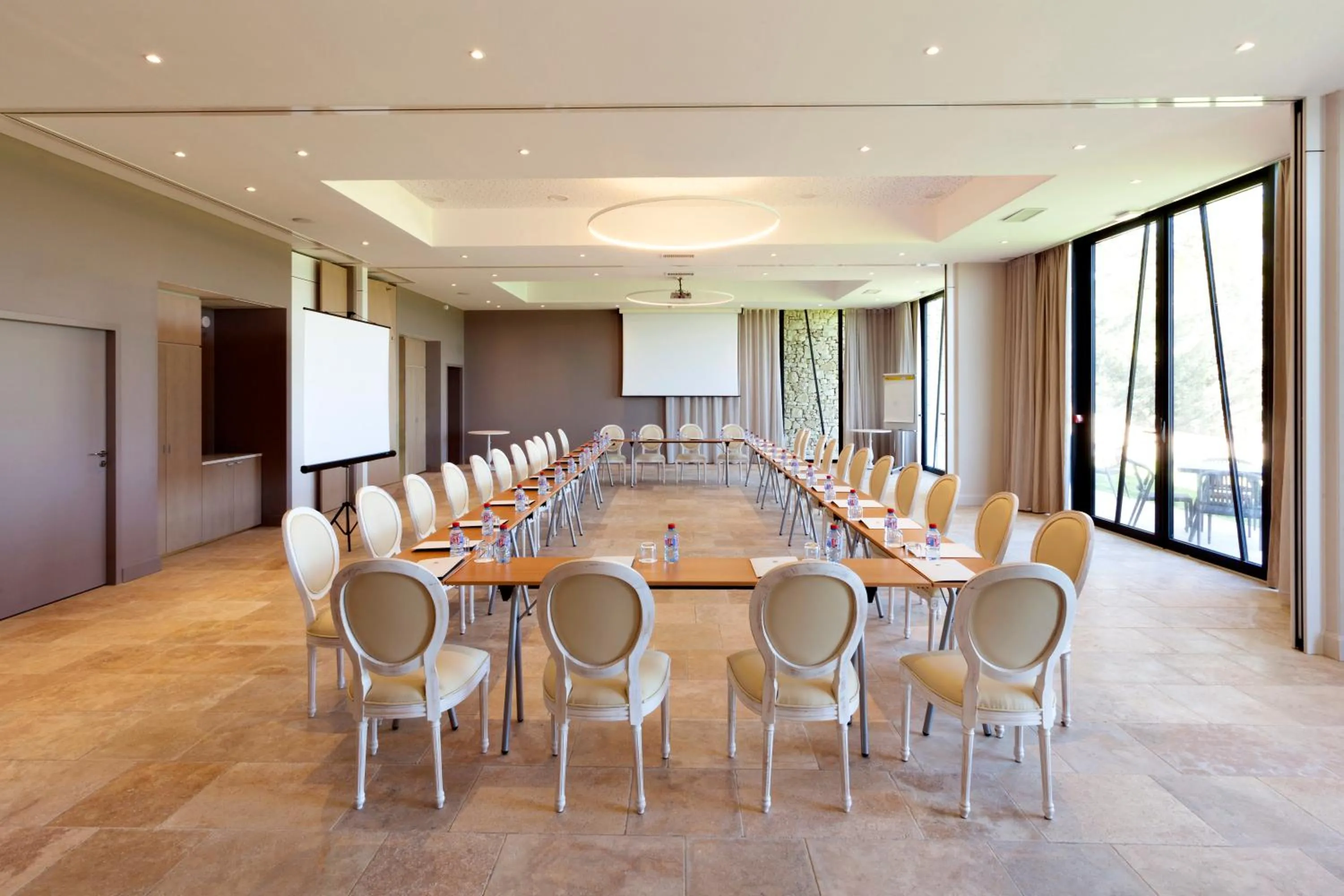 Business facilities in Mas des Herbes Blanches Hôtel & Spa – Relais & Châteaux