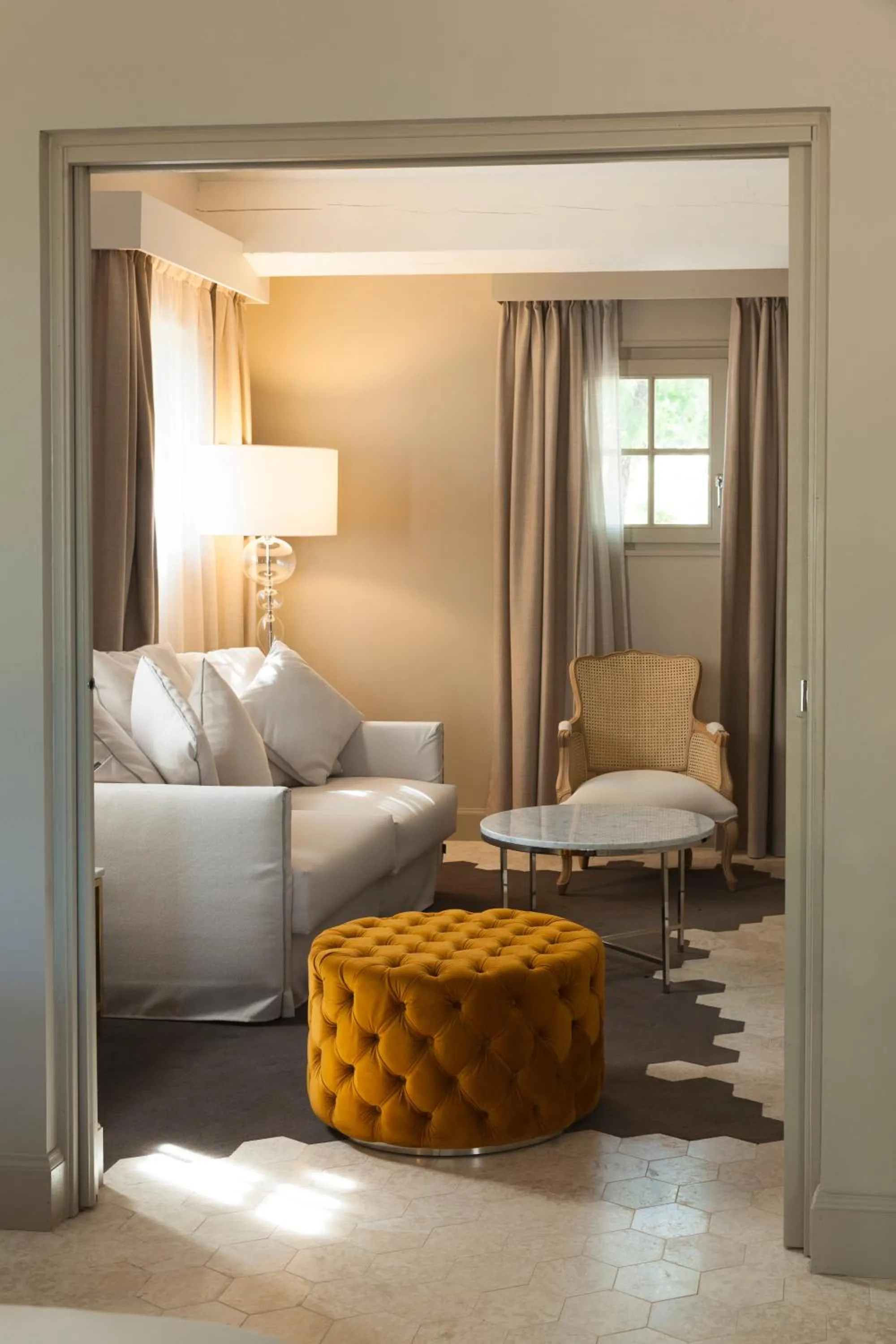 Coffee/tea facilities, Bed in Mas des Herbes Blanches Hôtel & Spa – Relais & Châteaux