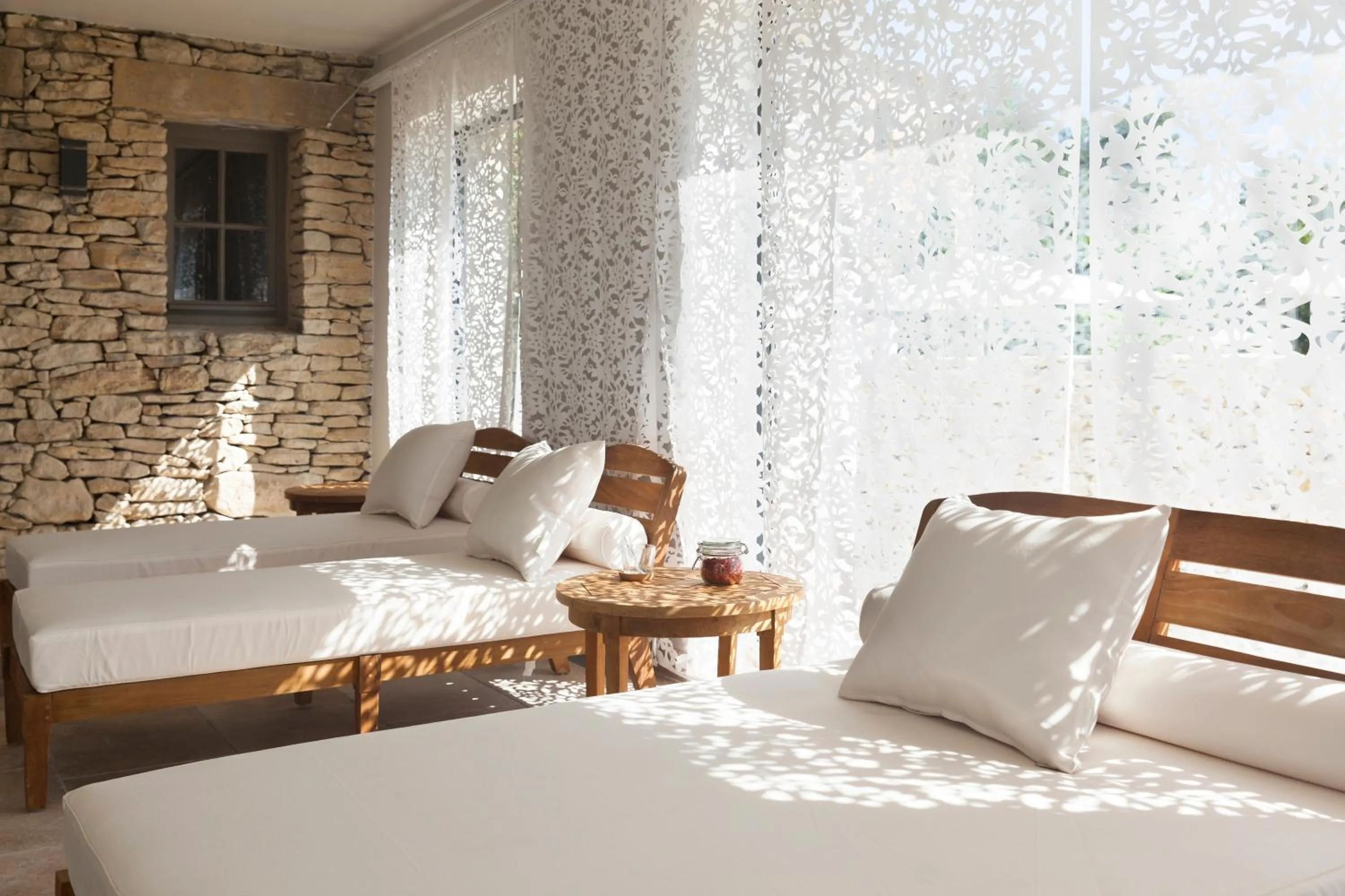 Patio, Bed in Mas des Herbes Blanches Hôtel & Spa – Relais & Châteaux