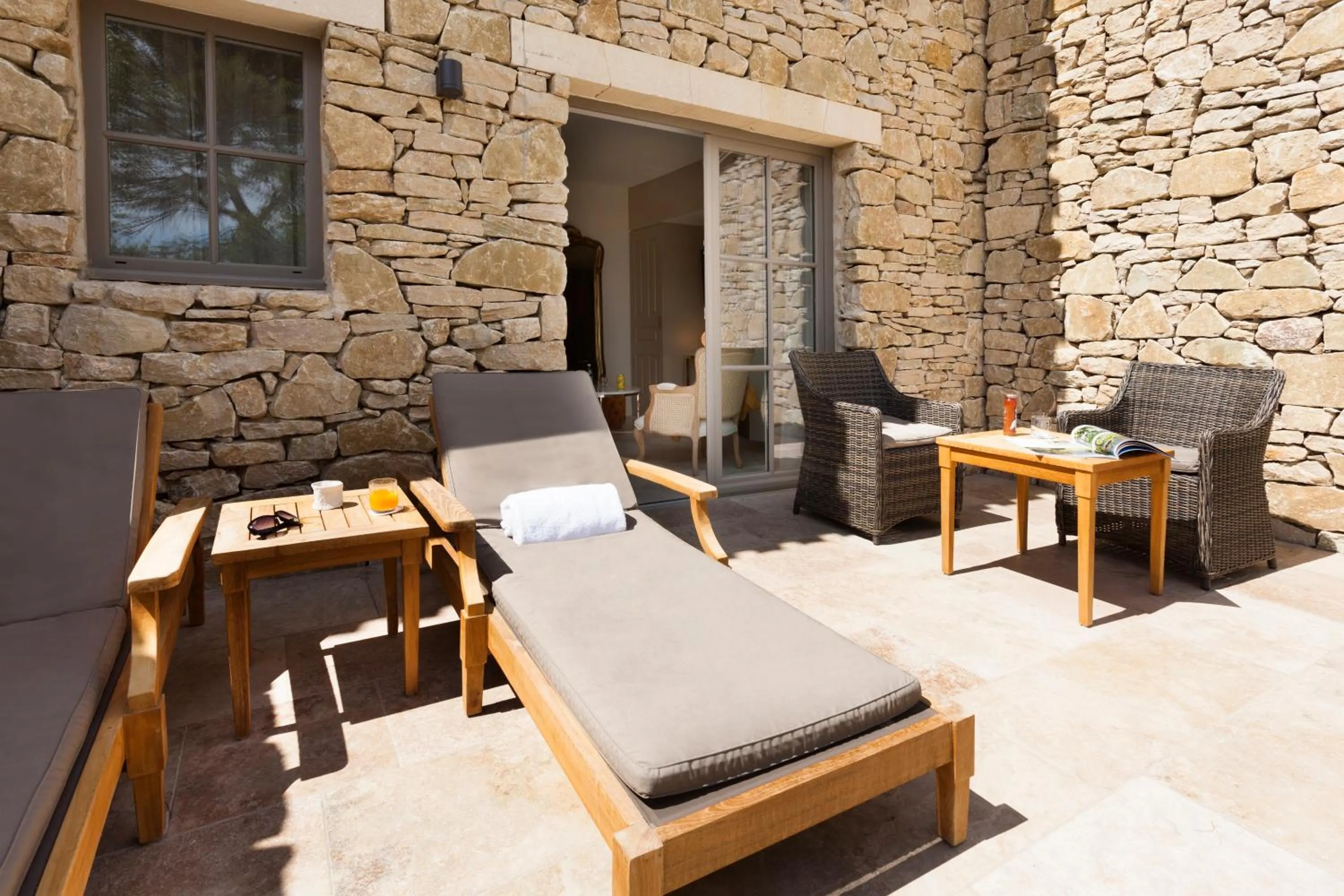 Patio in Mas des Herbes Blanches Hôtel & Spa – Relais & Châteaux