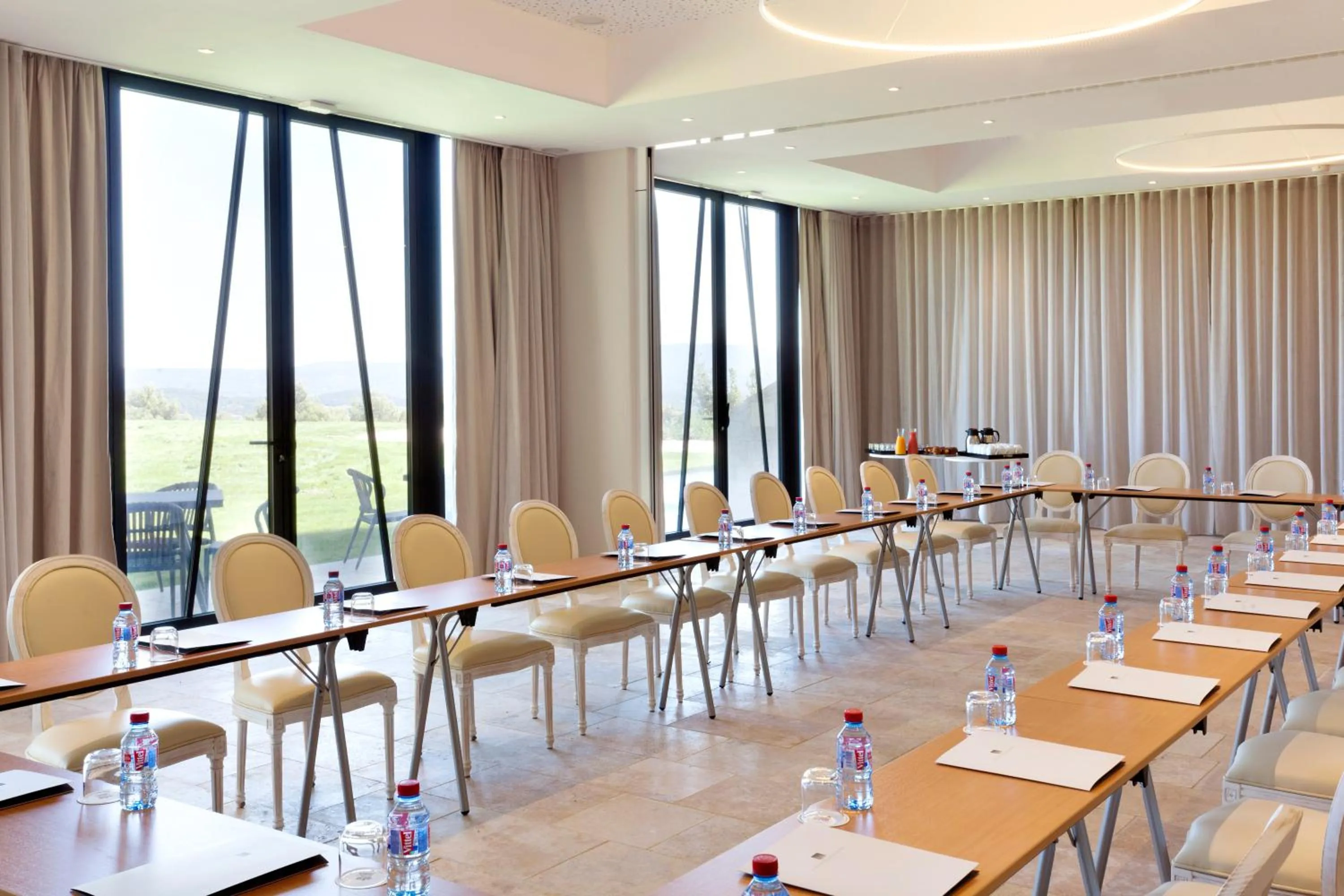 Business facilities in Mas des Herbes Blanches Hôtel & Spa – Relais & Châteaux