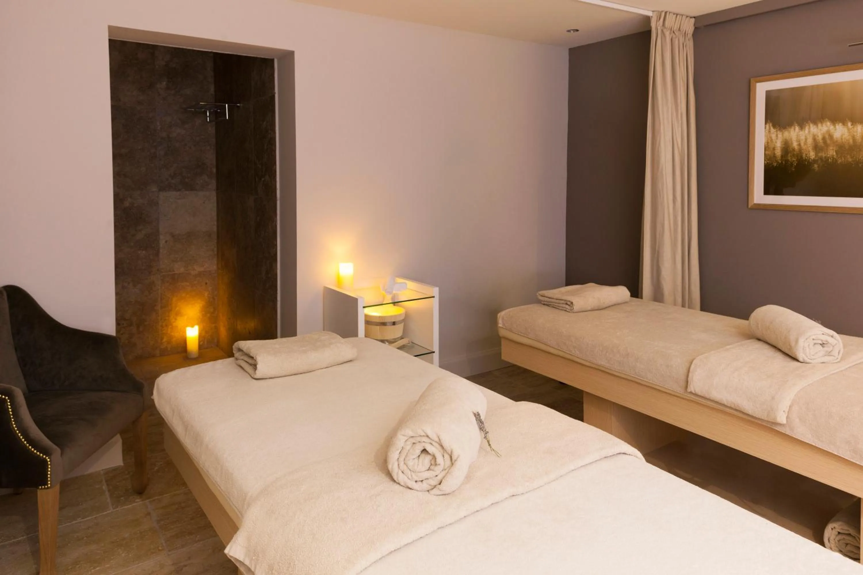 Massage, Bed in Mas des Herbes Blanches Hôtel & Spa – Relais & Châteaux