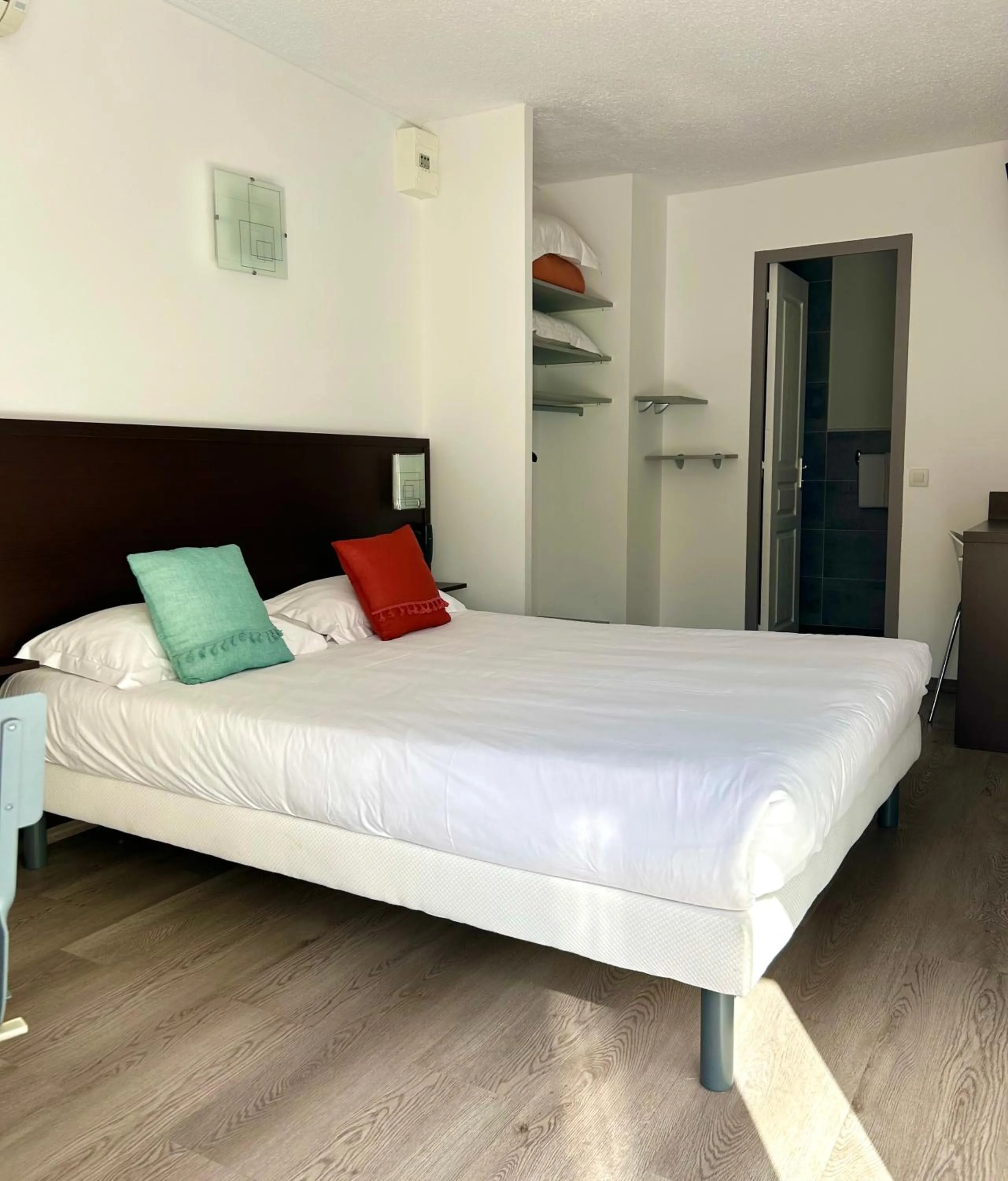 Photo of the whole room, Bed in Brit Hotel Opal Centre Port