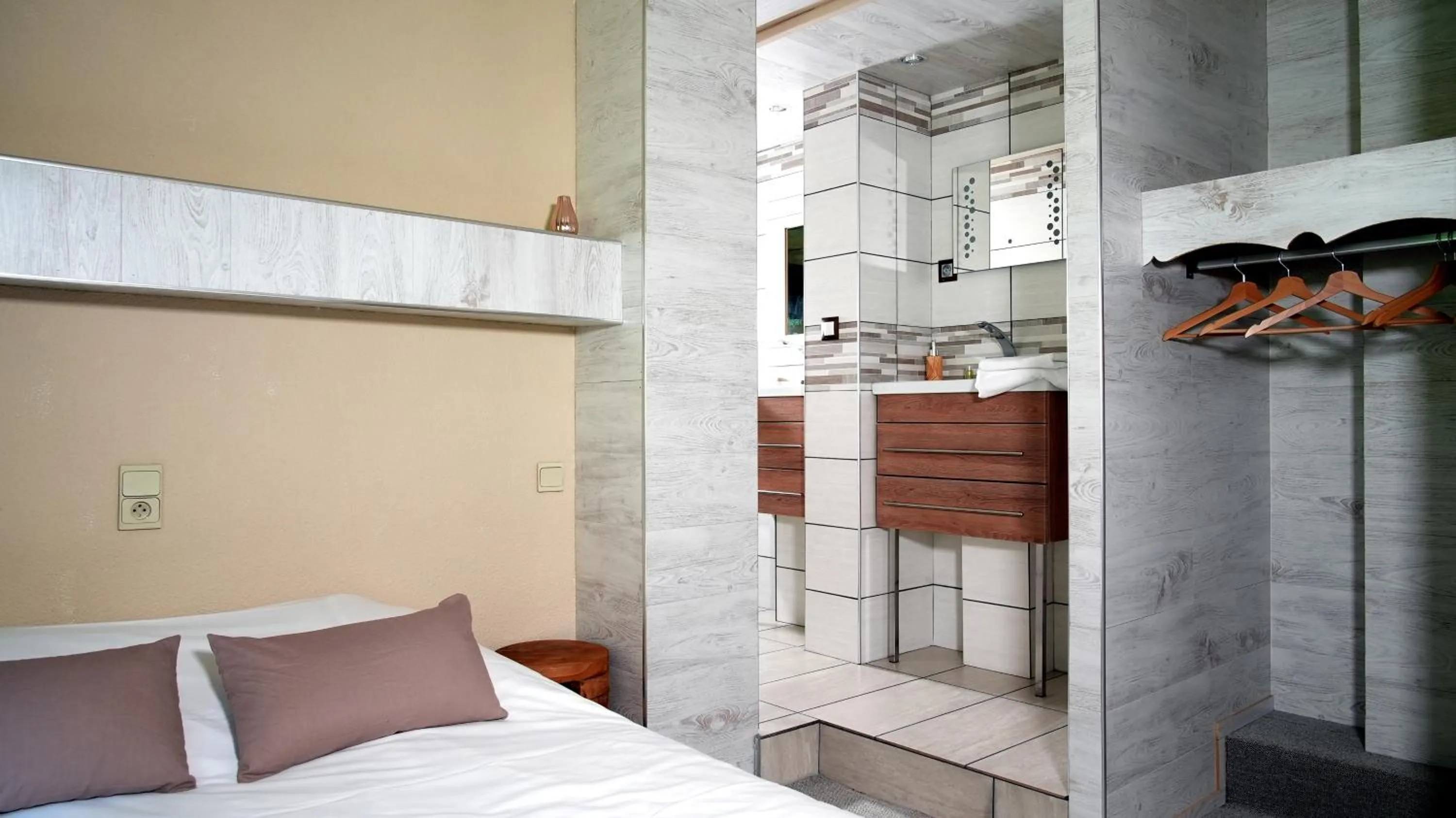 Shower, Bed in La Sapinière St Lary Soulan