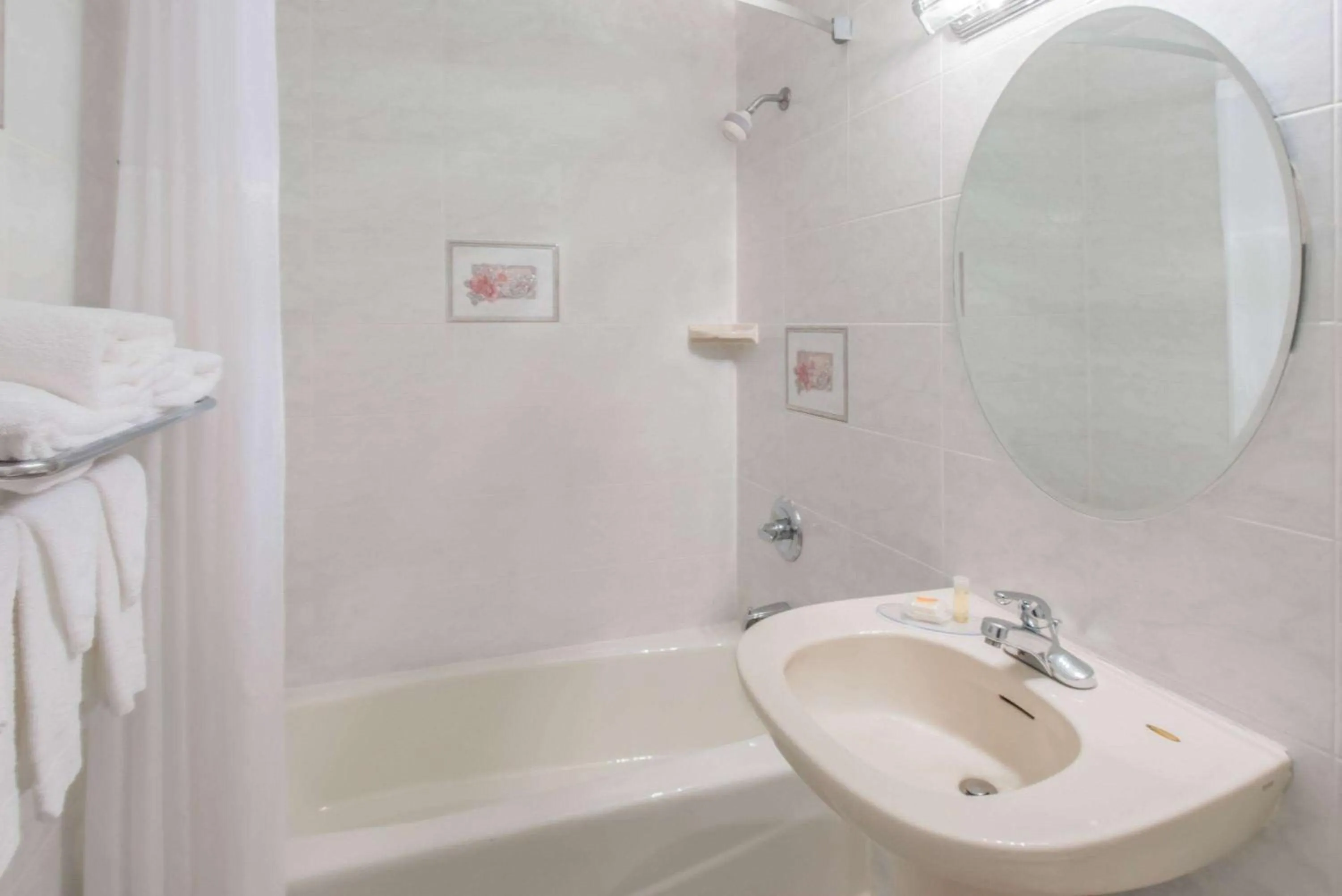 Photo of the whole room in Days Inn by Wyndham Hicksville Long Island