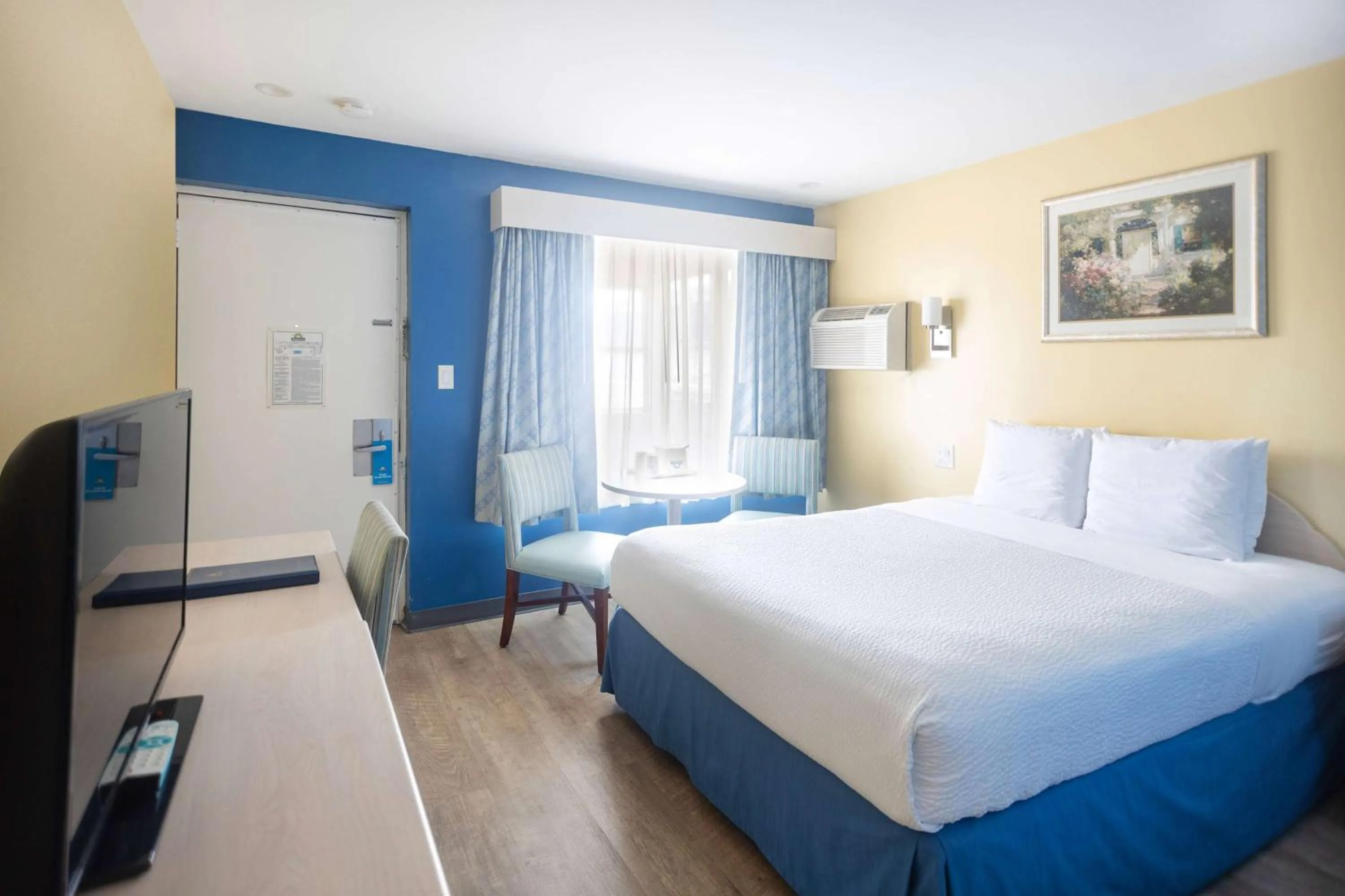 Photo of the whole room in Days Inn by Wyndham Hicksville Long Island